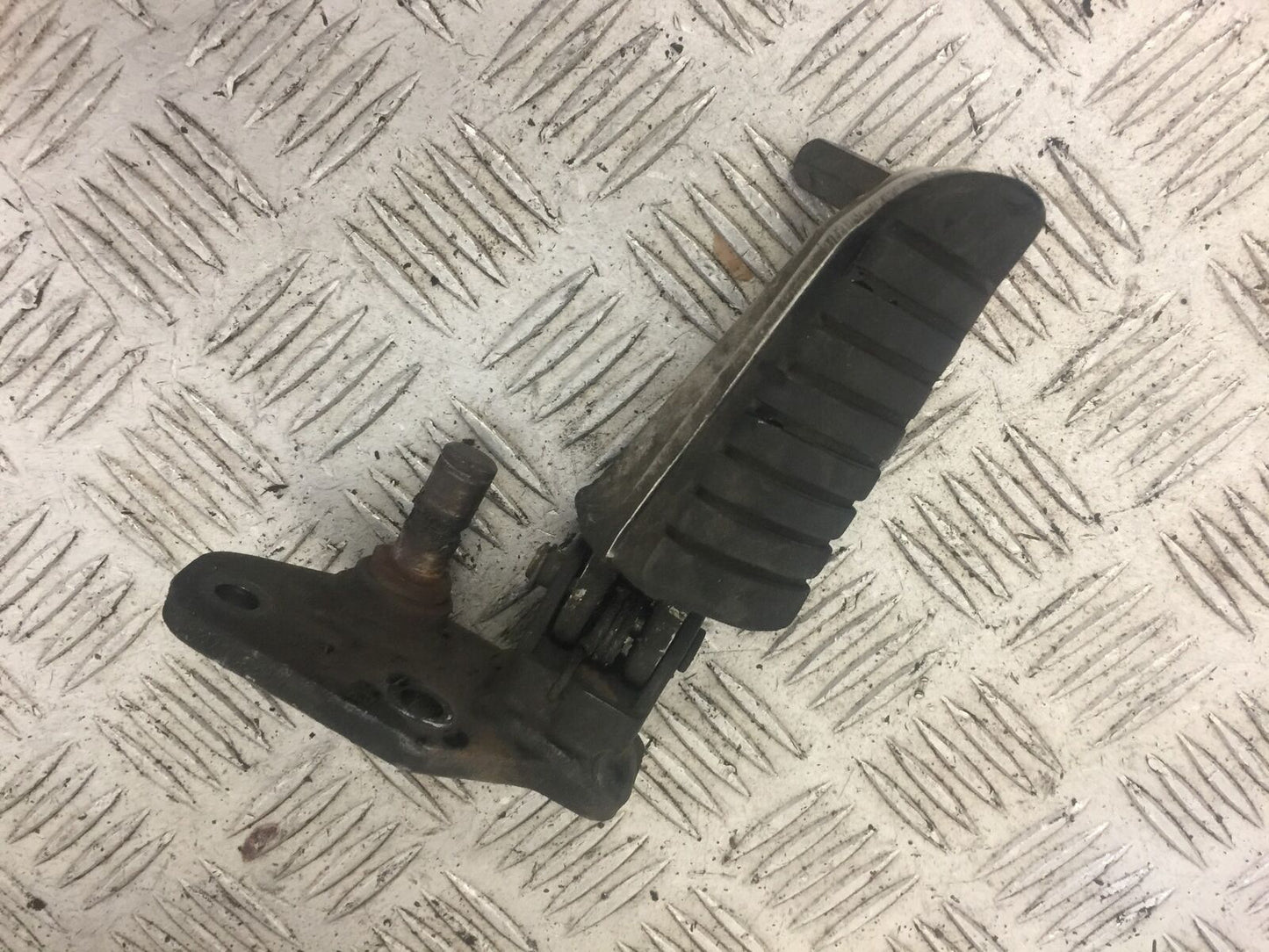 SUZUKI DL 650 V-STROM FRONT LEFT PEG AND HANGER  YEAR 2017 (STOCK 638)