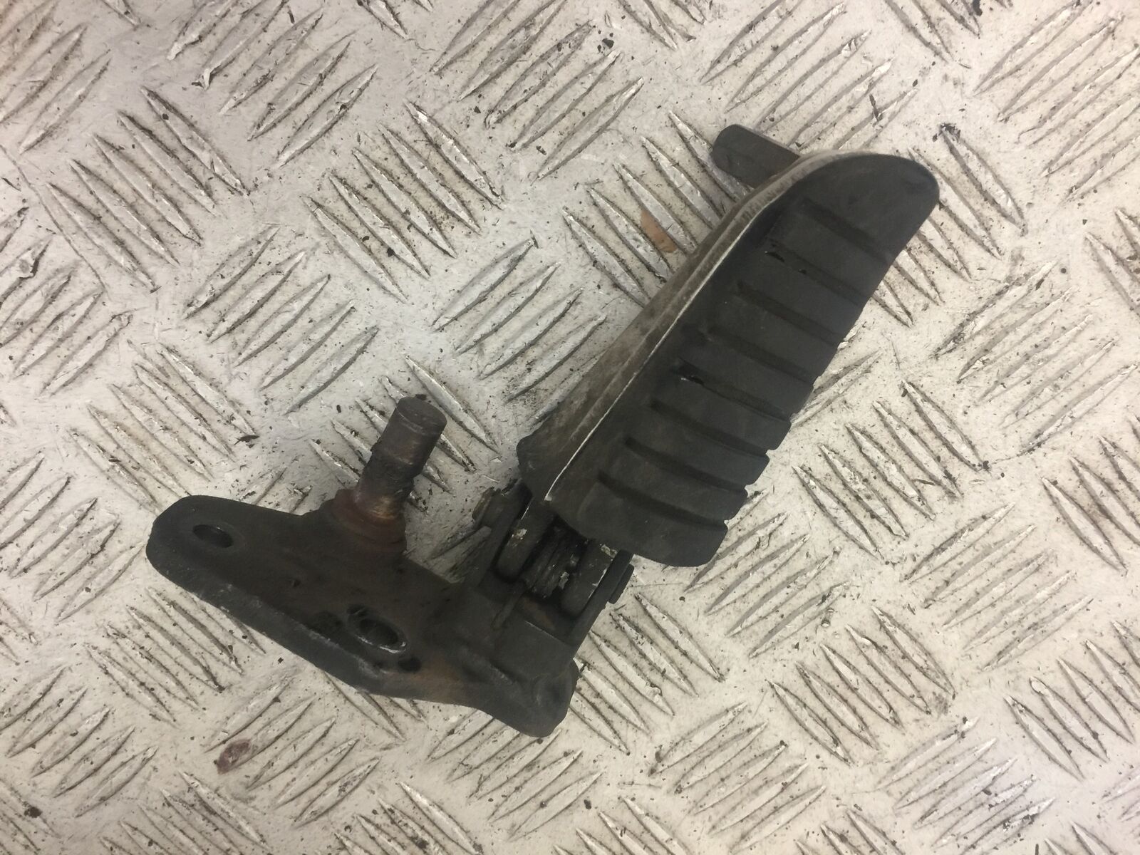 SUZUKI DL 650 V-STROM FRONT LEFT PEG AND HANGER  YEAR 2017 (STOCK 638)
