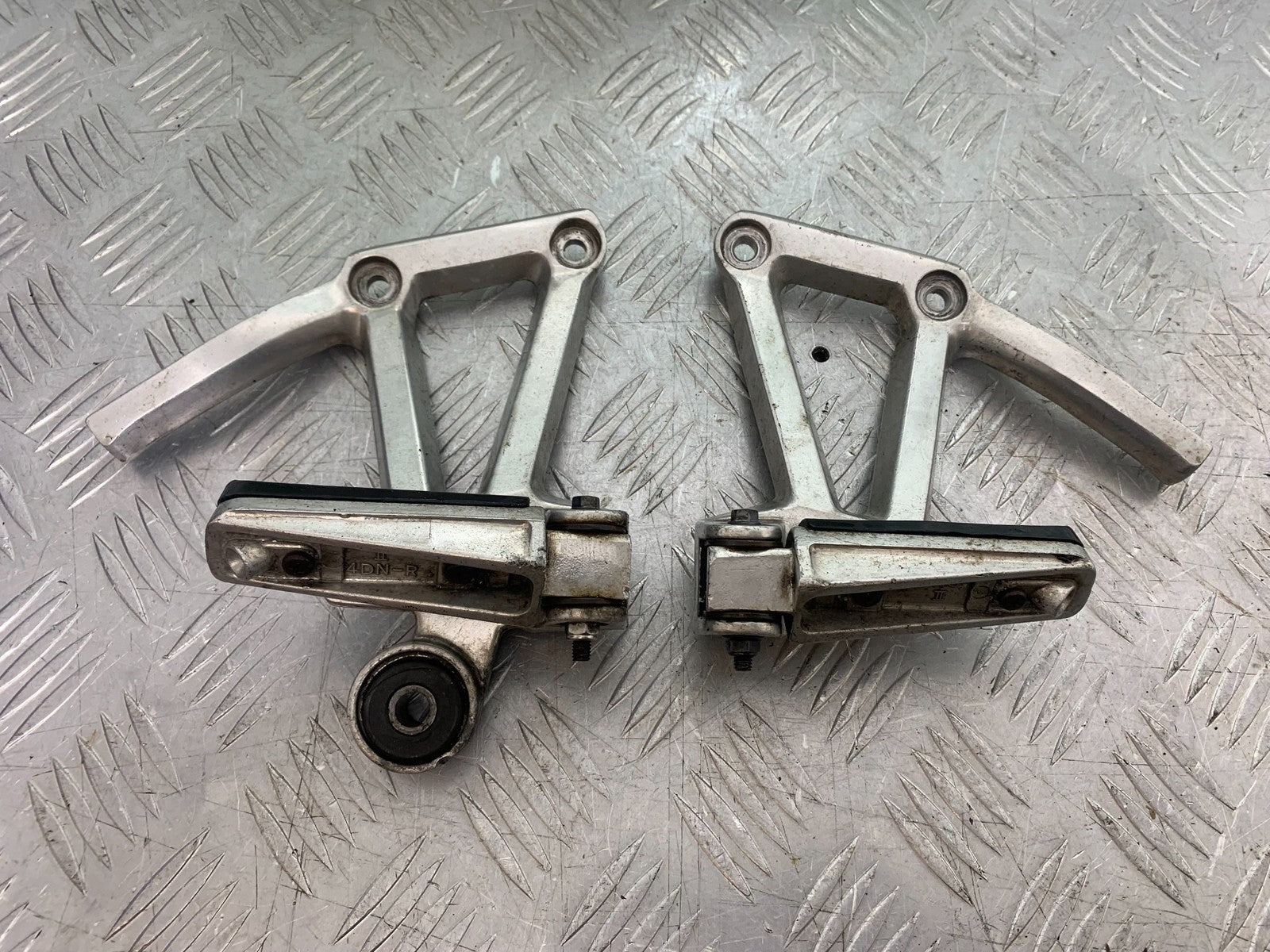 YAMAHA FZS600 FAZER 600 REAR HANGERS  YEAR 1998-2001 (CMB1267)