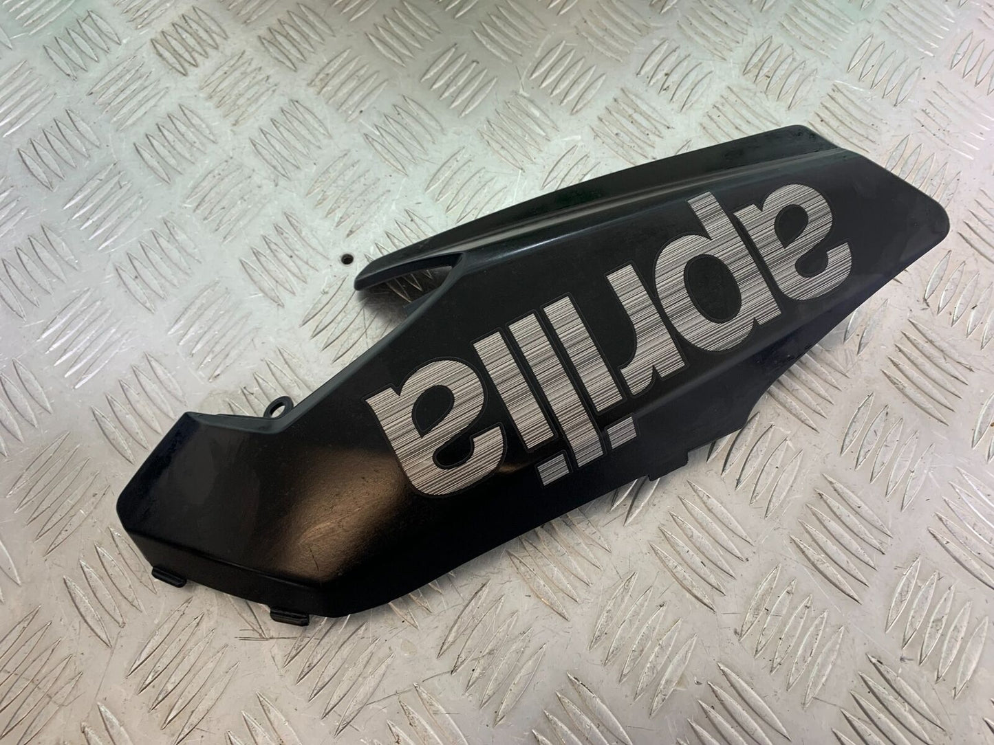 APRILIA SL750 SL 750 SHIVER RIGHT TANK COWL  YEAR 2012 (CMB1074)