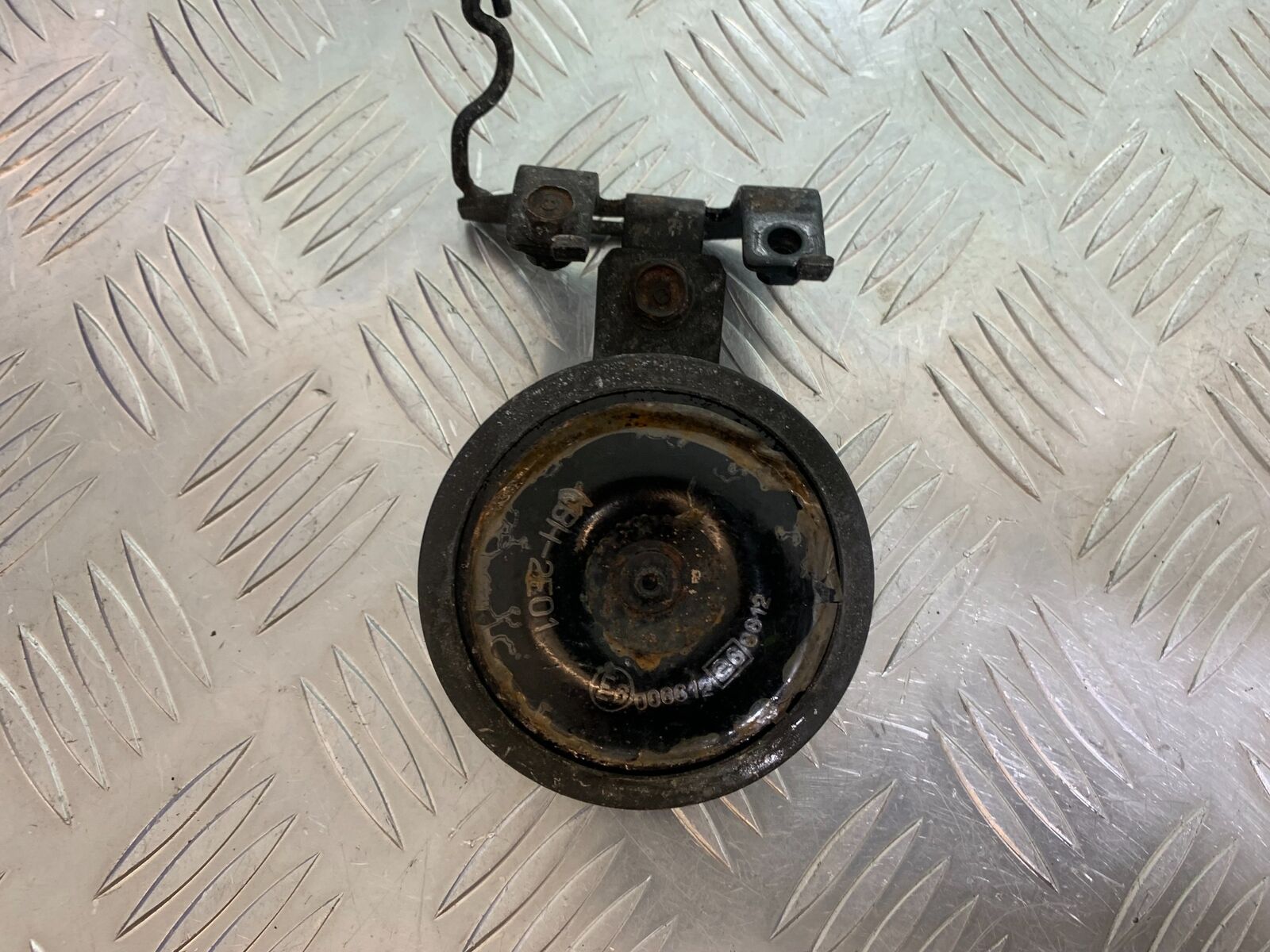 HONDA CBR1100 BLACKBIRD HORN AND BRACKET  YEAR 1996-1998 (CMB1017)