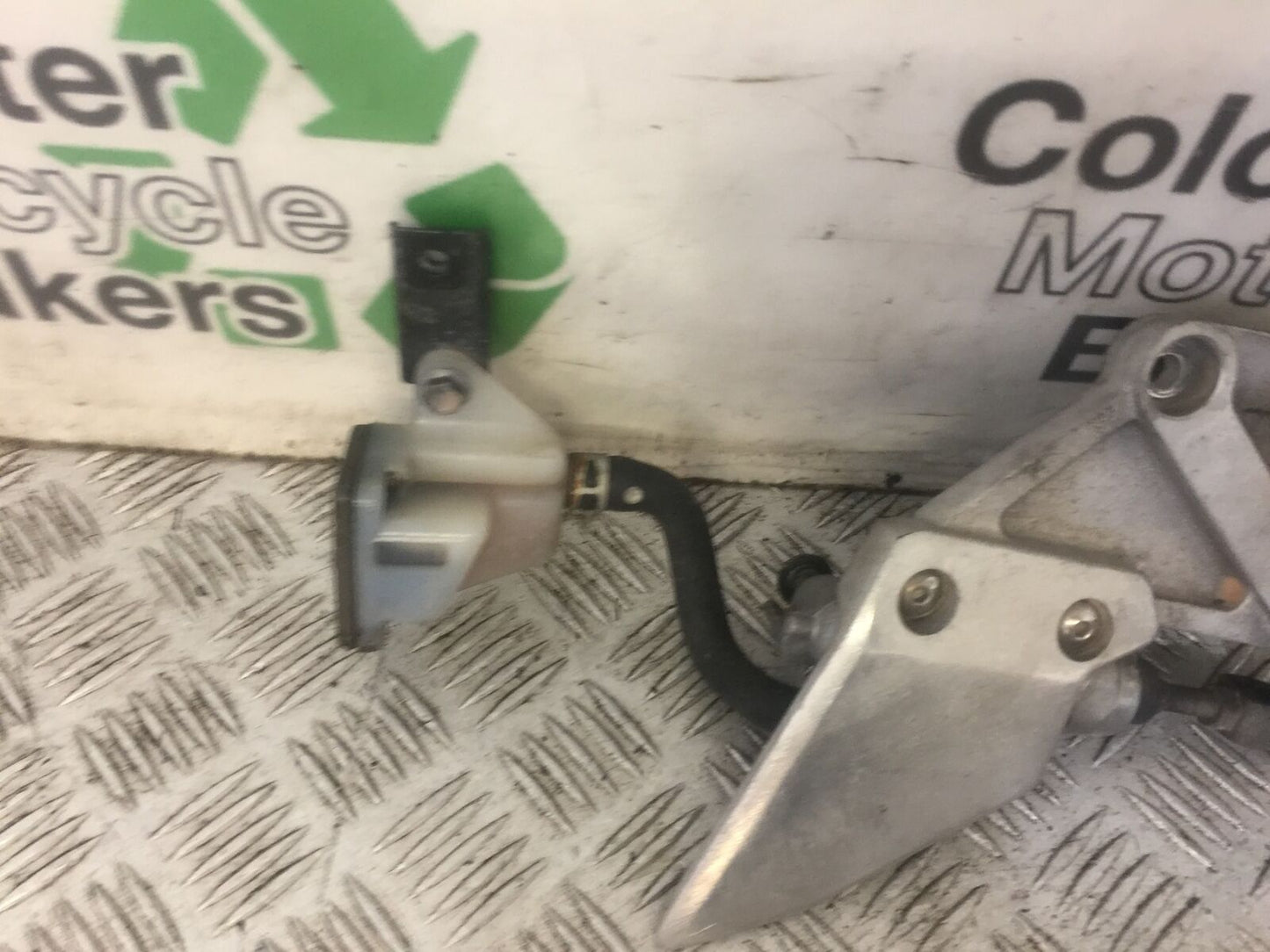 SUZUKI SV1000 SV 1000 K3 FRONT RIGHT HANGER YEAR 2004 (STOCK 696)