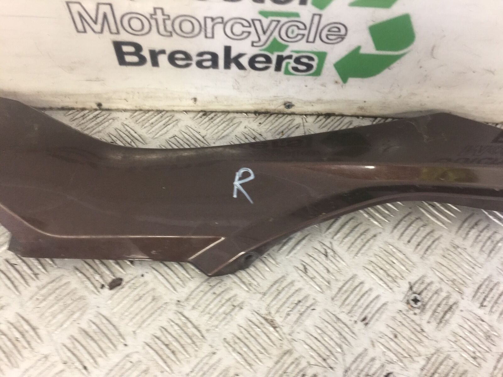 HONDA FORZA 125 RIGTH SIDE PANEL YEAR 2015 (STOCK 620)