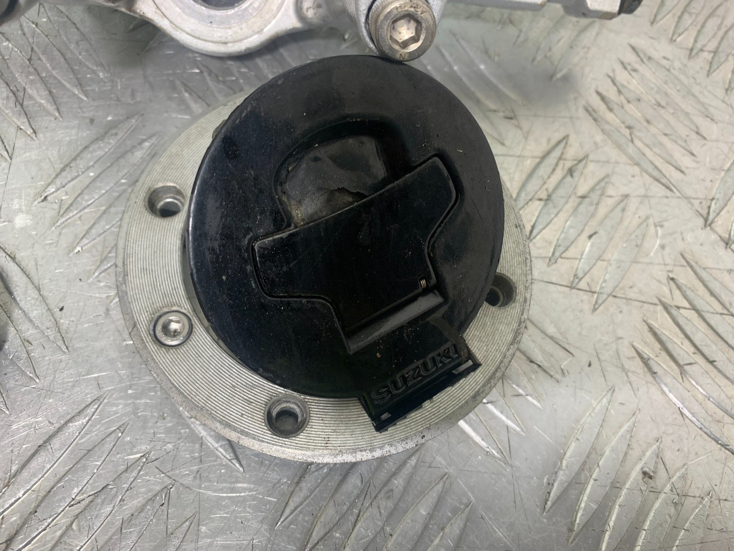 SUZUKI GSX750 INAZUMA LOCKS AND KEY YEAR 1998-2003 (CMB1308)