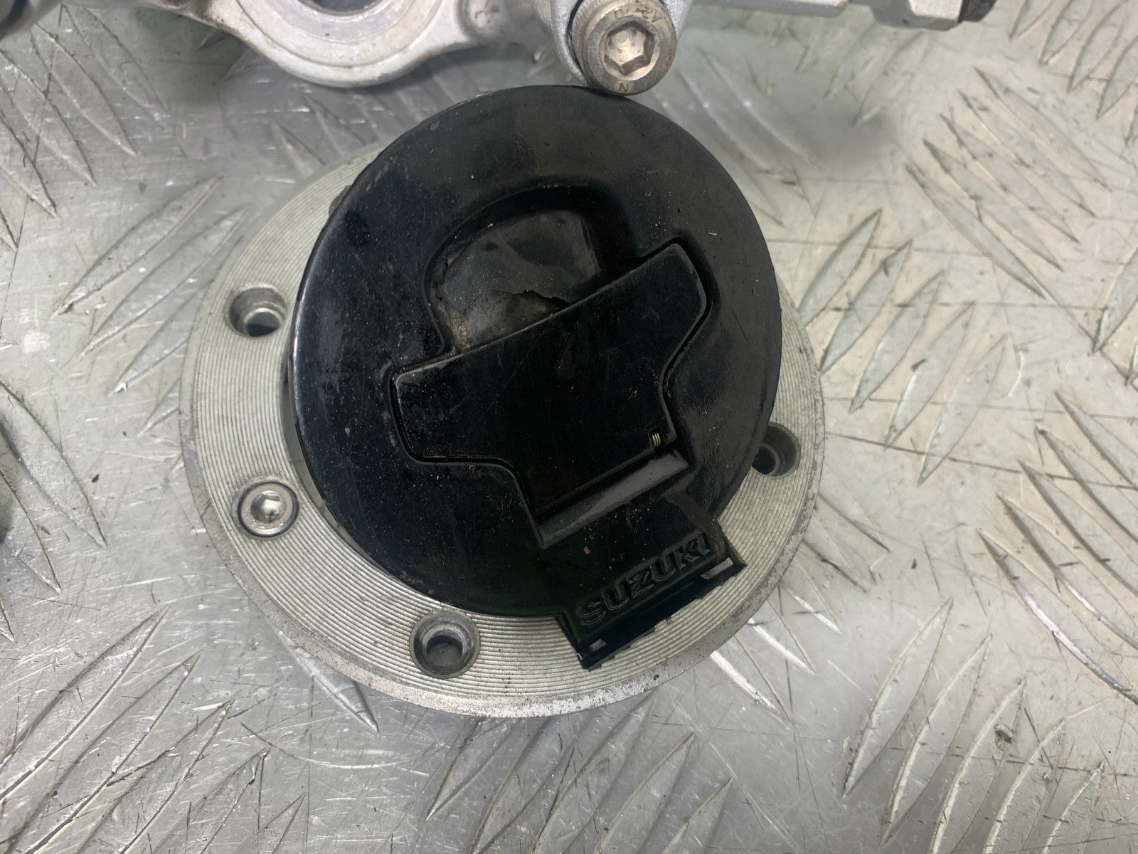 SUZUKI GSX750 INAZUMA LOCKS AND KEY YEAR 1998-2003 (CMB1308)