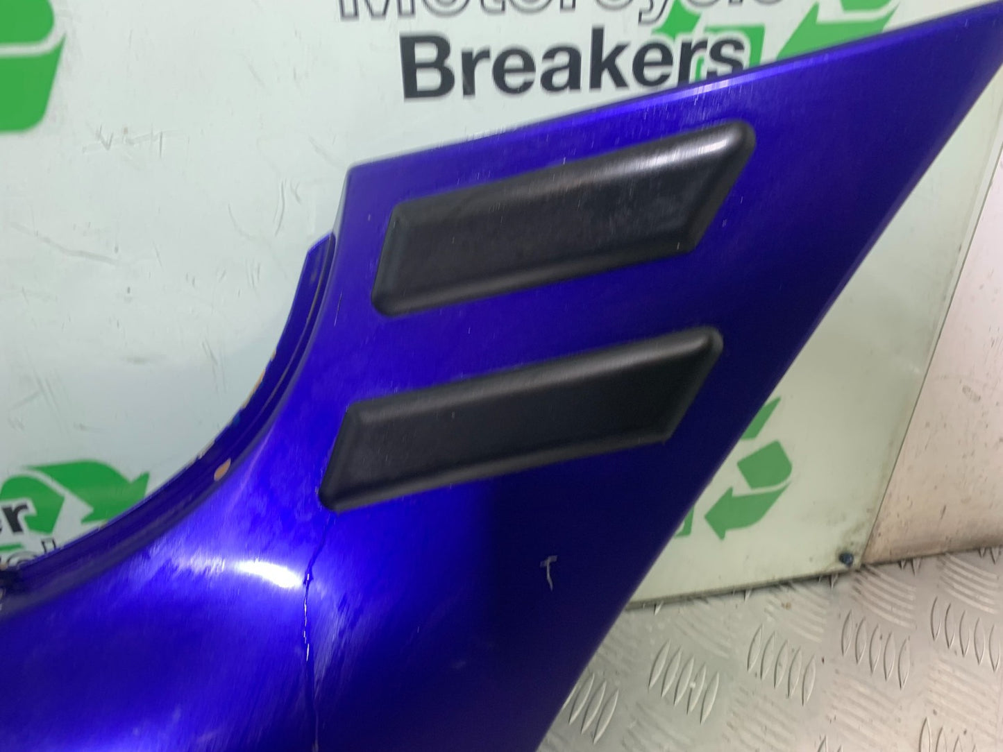 TRIUMPH TROPHY 900 RIGHT SEAT PANEL   YEAR 1991-95 (CMB1251)