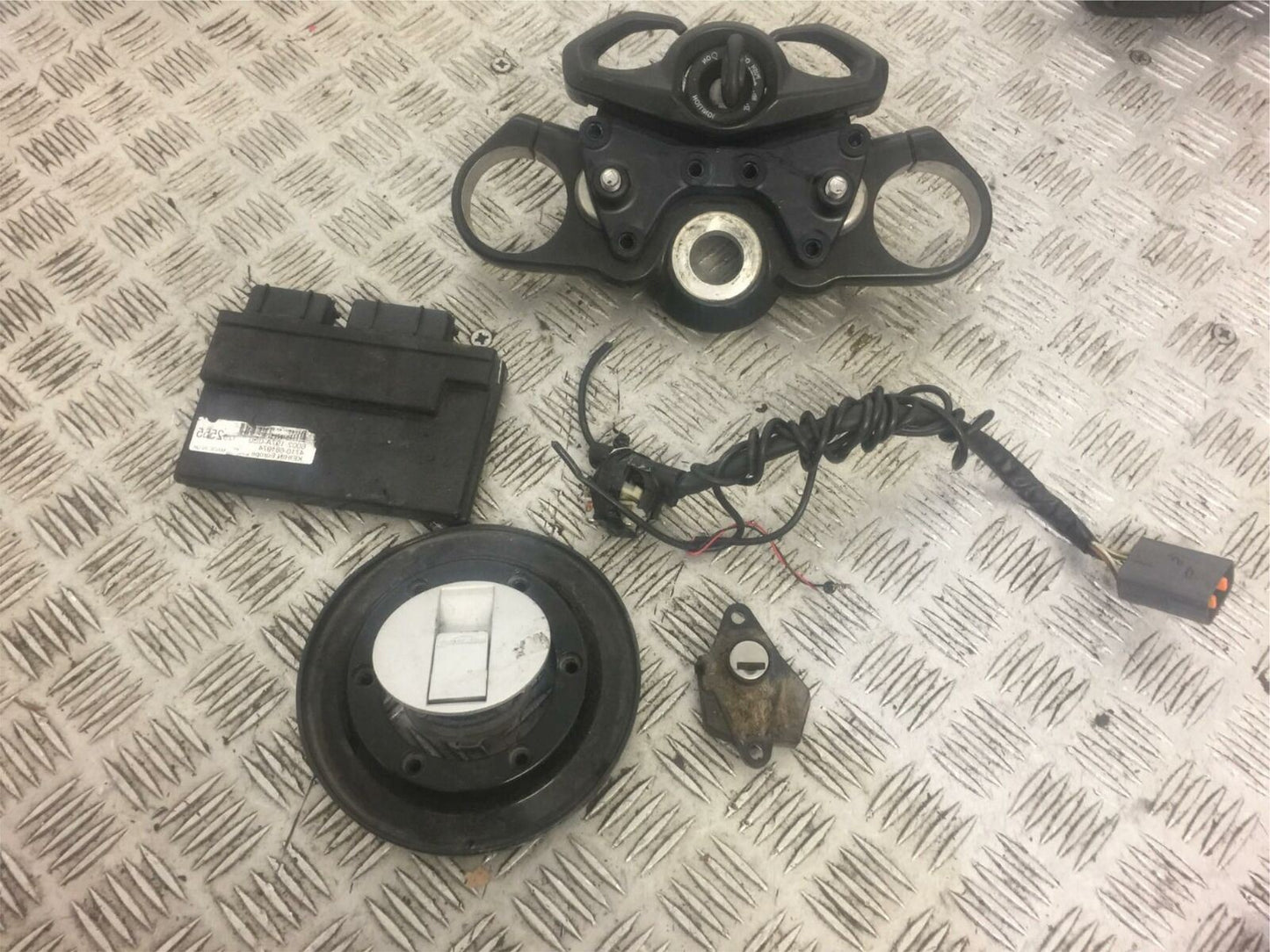 TRIUMPH TROPHY 1215 SE ECU LOCKS KEY  2012-2017 (STOCK 534)