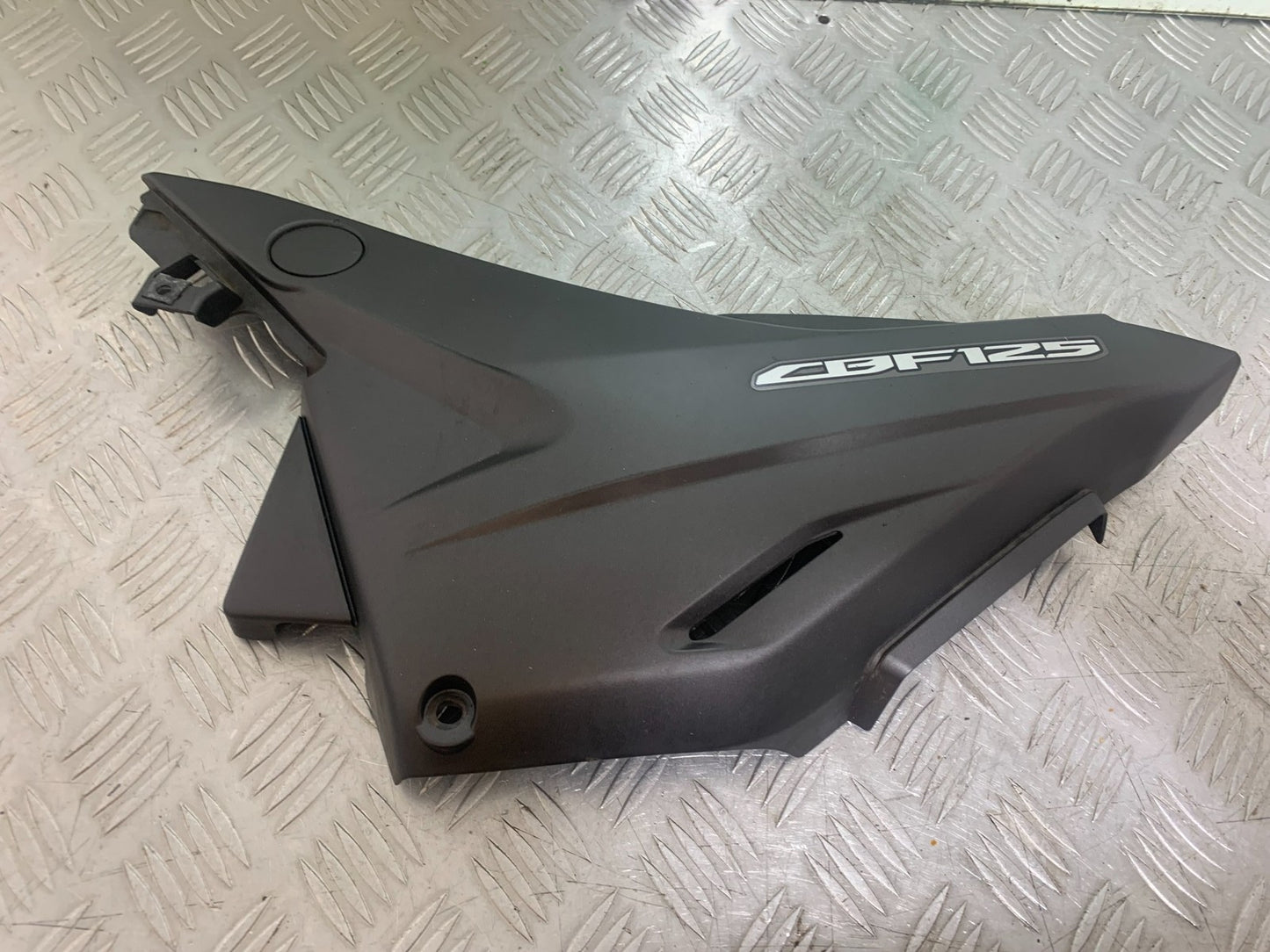 HONDA CBF125 CBF 125 LEFT SEAT PANEL  YEAR 2009-14  (CMB1172)