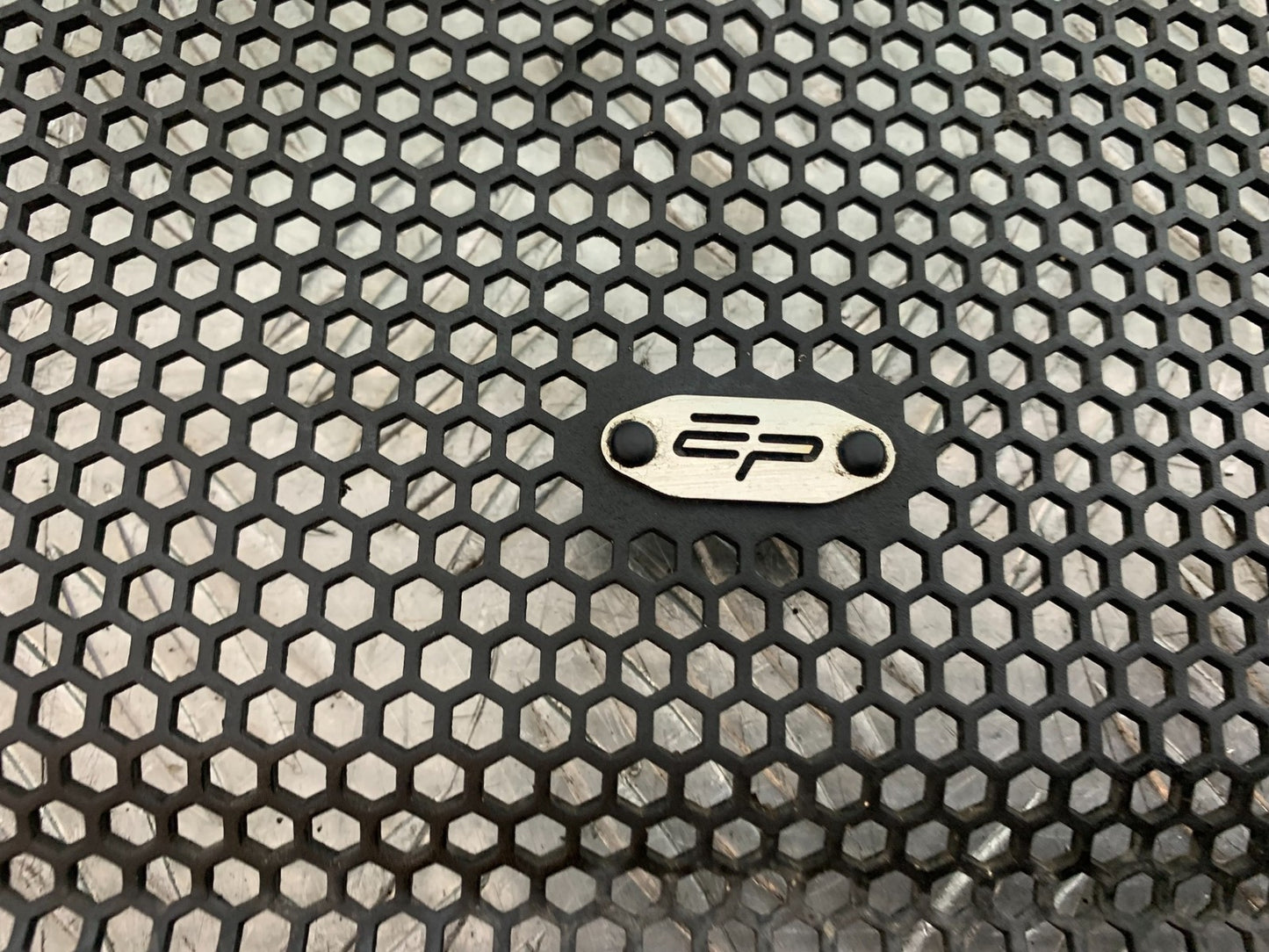 TRIUMPH SPEED TRIPLE R 1050 RADIATOR GRILL   2009 (CMB1183)