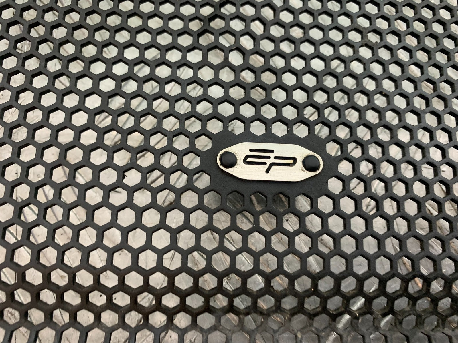 TRIUMPH SPEED TRIPLE R 1050 RADIATOR GRILL   2009 (CMB1183)