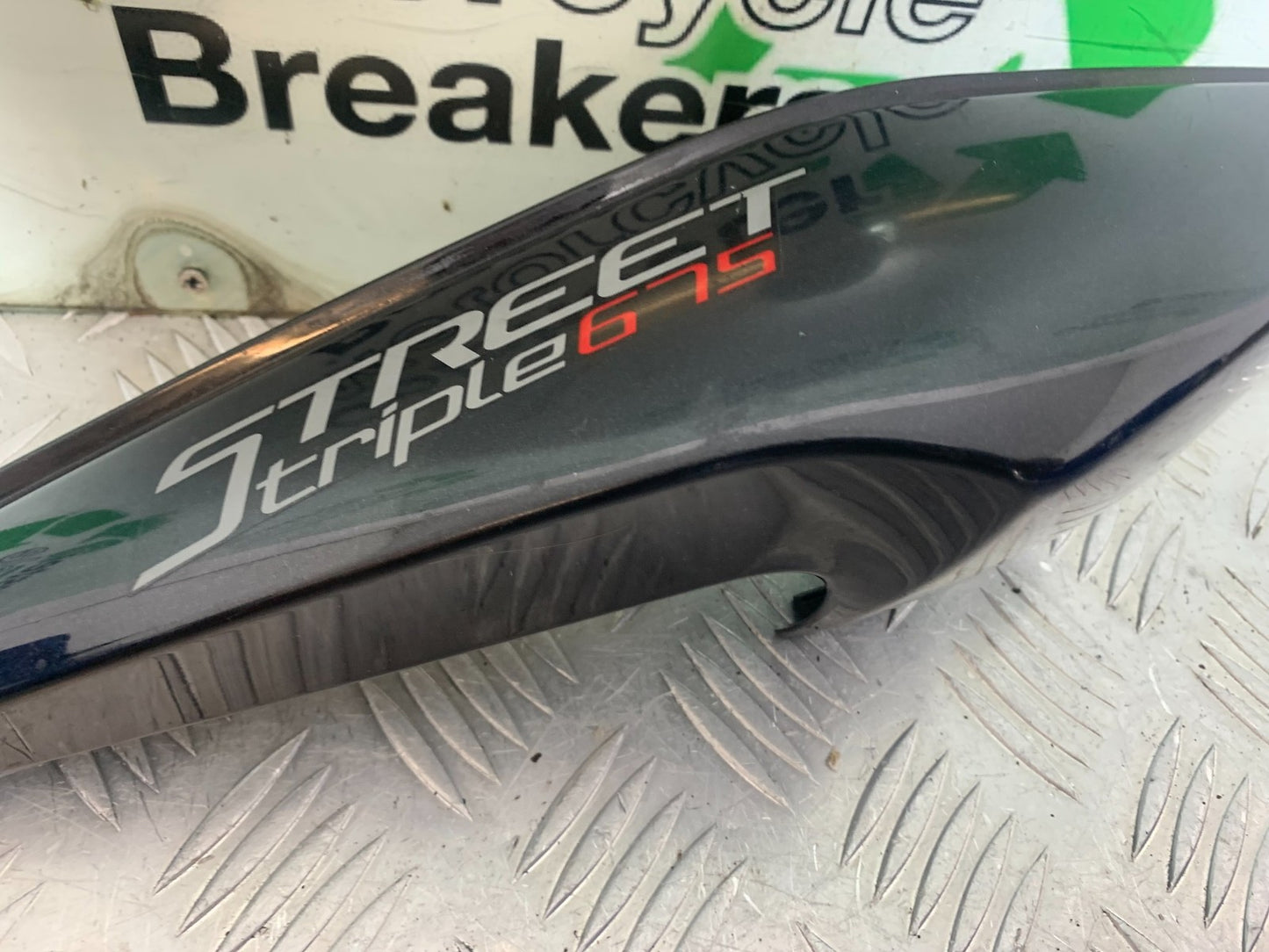 TRIUMPH 675 STREET TRIPLE RIGHT SEAT PANEL    2013-2016 (CMB1186)