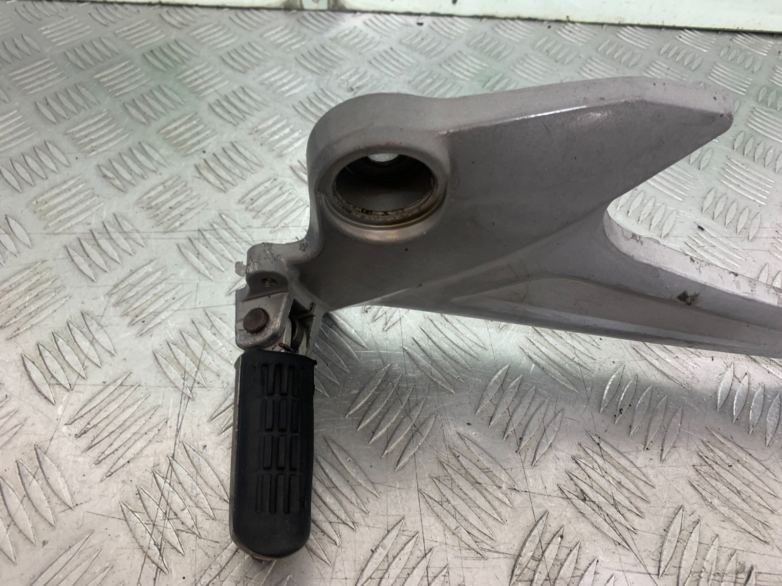 HONDA XL125 VARADERO FRONT LEFT HANGER   YEAR 2001-2006  (CMB1210)