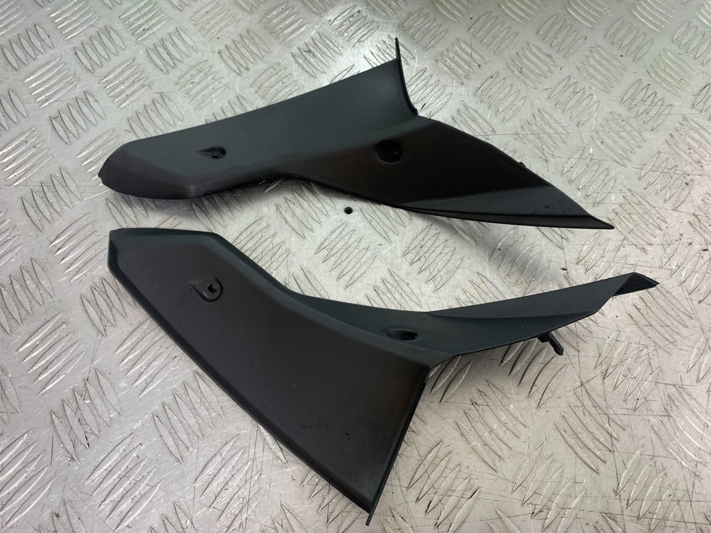 TRIUMPH 1050 SPRINT GT LEFT AND RIGHT TOP INFILLS    YEAR 2010-2016 (CMB1250)