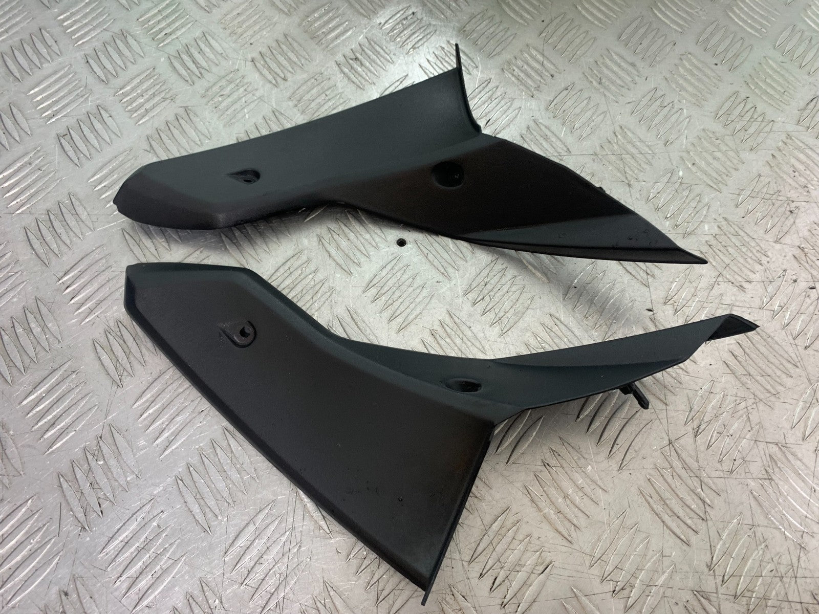 TRIUMPH 1050 SPRINT GT LEFT AND RIGHT TOP INFILLS    YEAR 2010-2016 (CMB1250)