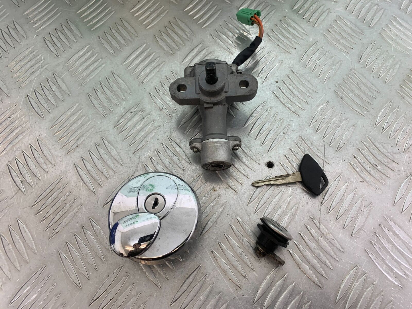 SUZUKI INTRUDER VL800 C800 LOCKS AND KEY  YEAR 2012-16 (CMB1039)