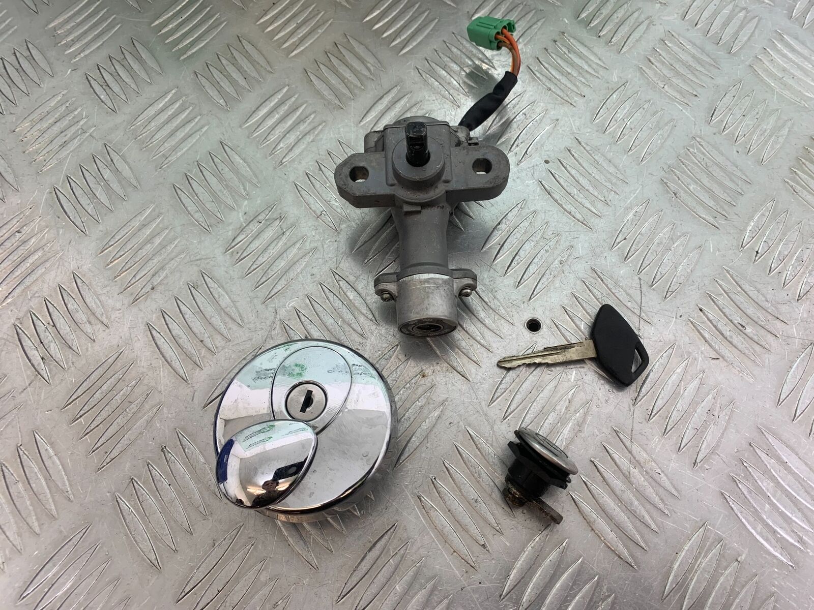 SUZUKI INTRUDER VL800 C800 LOCKS AND KEY  YEAR 2012-16 (CMB1039)