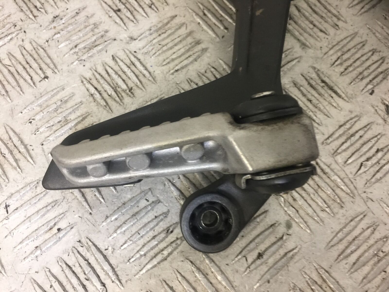 KAWASAKI Z400 Z 400 REAR HANGER AND PEGS   YEAR 2019  (STOCK 672)