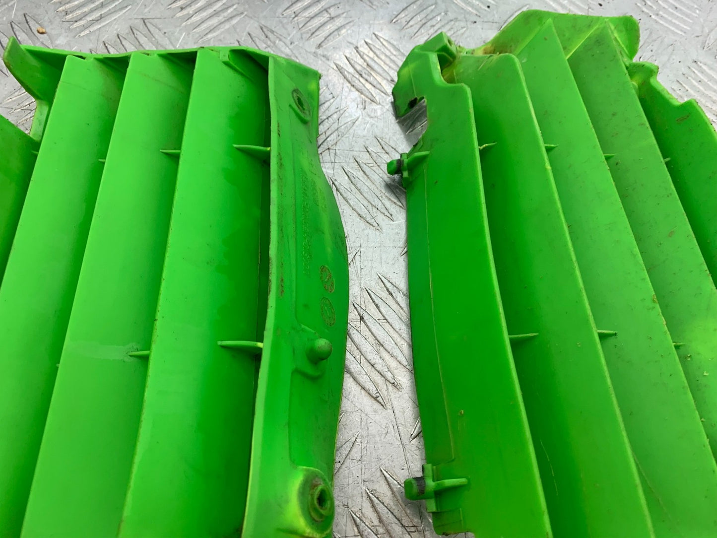 KAWASAKI KXF450 KXF 450 RADIATOR GRILLS   YEAR 2013 CMB1217)