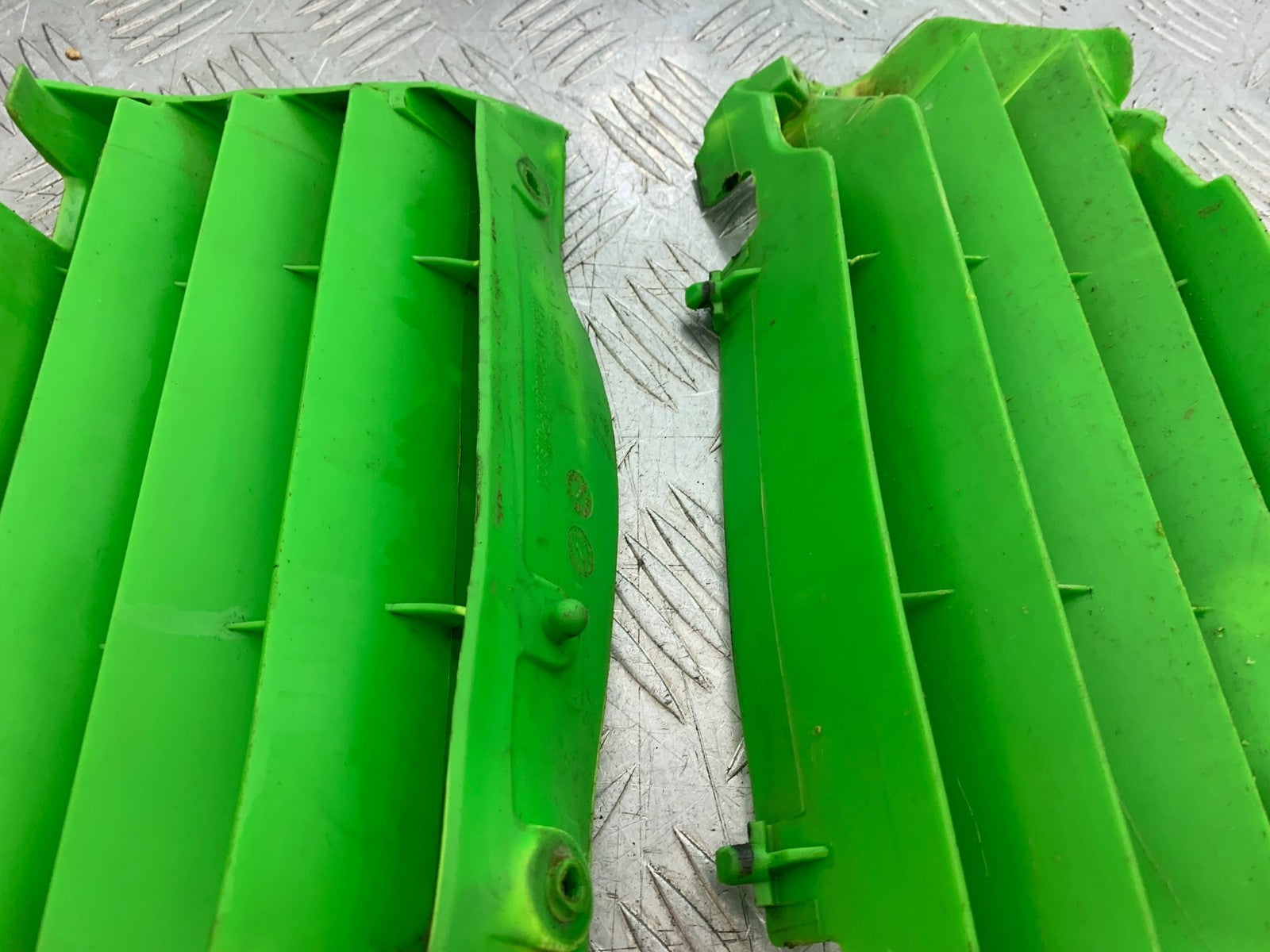 KAWASAKI KXF450 KXF 450 RADIATOR GRILLS   YEAR 2013 CMB1217)