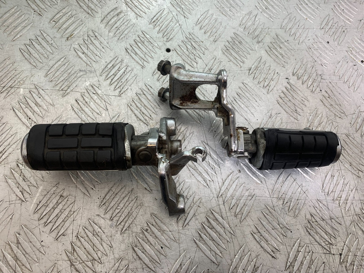 HONDA VT700 VT 700 SHADOW FRONT FOOTPEGS  YEAR 1984-85 (CMB1328)