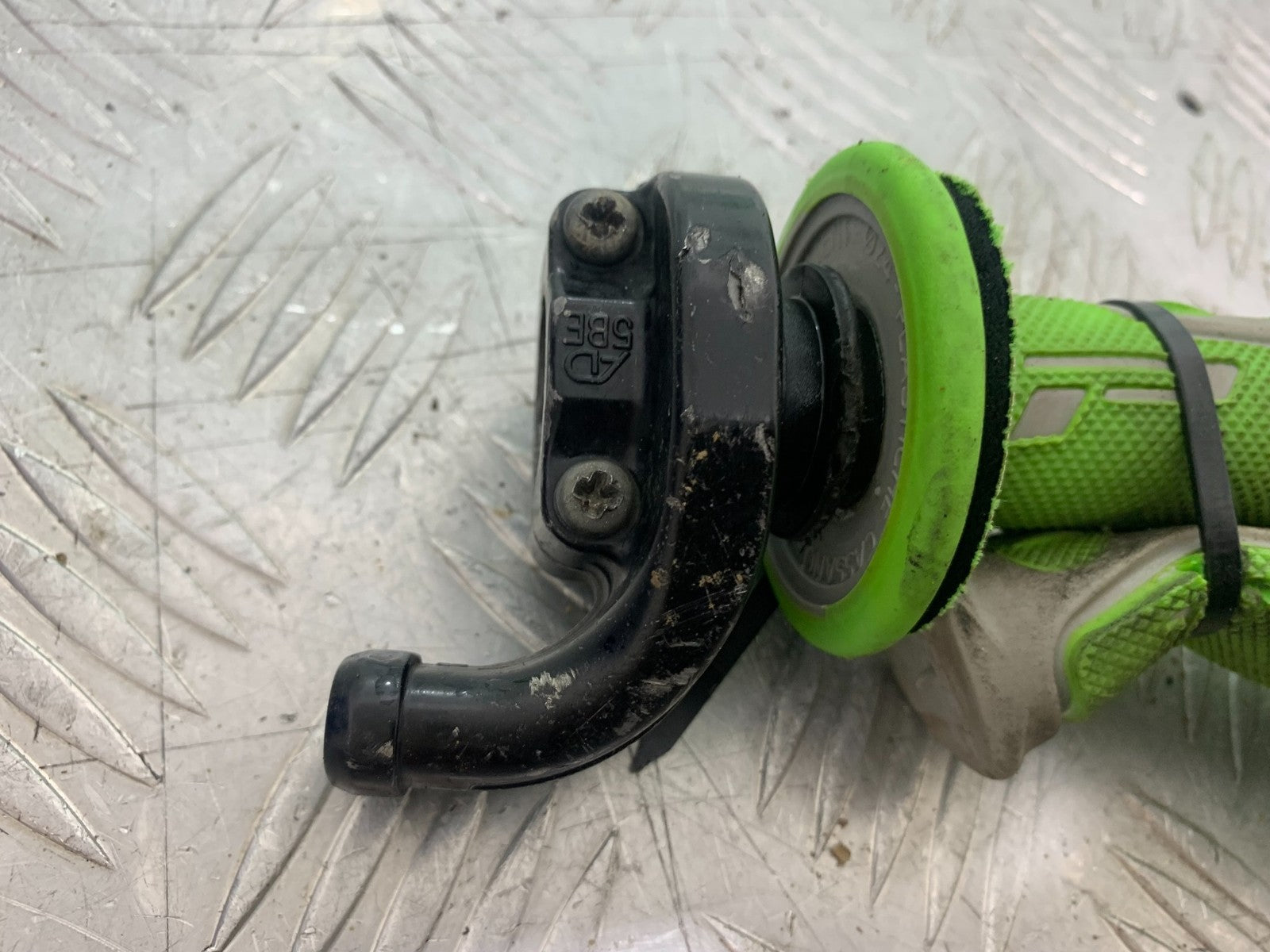 KAWASAKI KXF450 KXF 450 THROTTLE AND GRIPS   YEAR 2013 CMB1217)