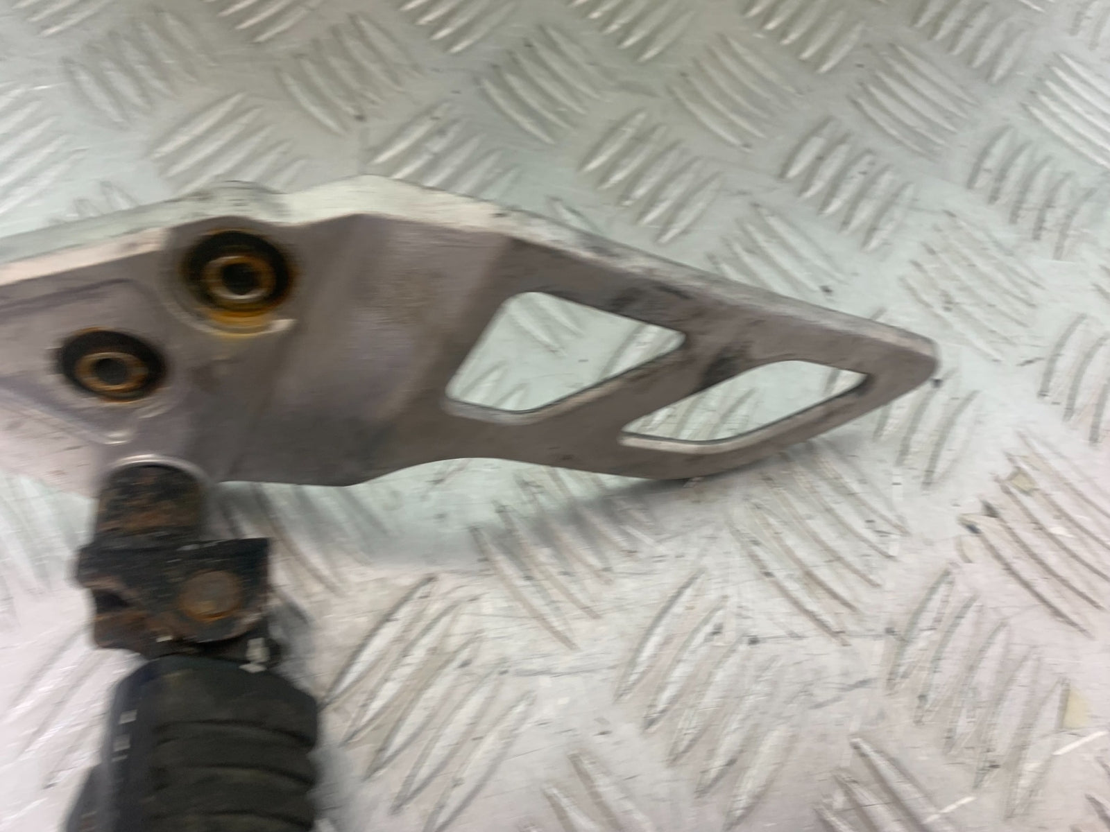 SUZUKI GSF650 GSF 650 FRONT LEFT HANGER   YEAR 2007-2009  (CMB1161)