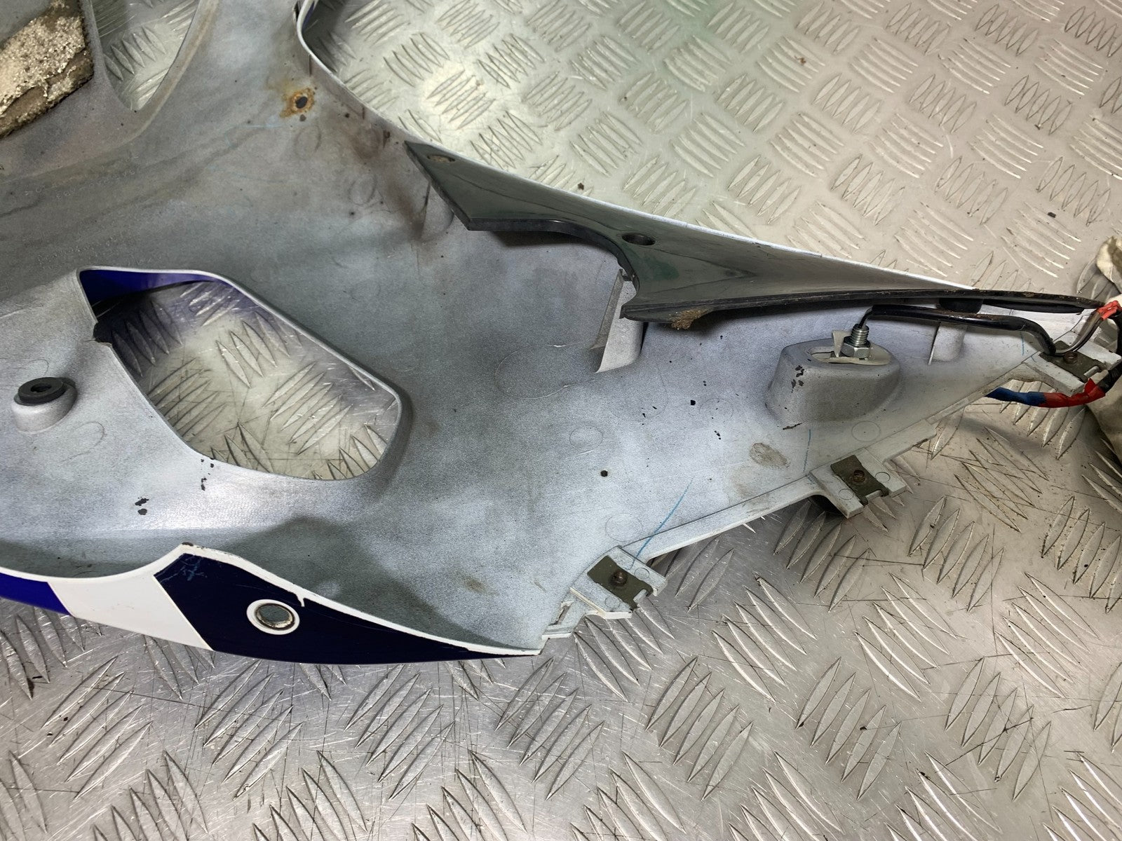 SUZUKI GSXR600 GSXR 600 K1 K2 K3 RIGHT FAIRING PANEL   1999-03 (CMB1284)