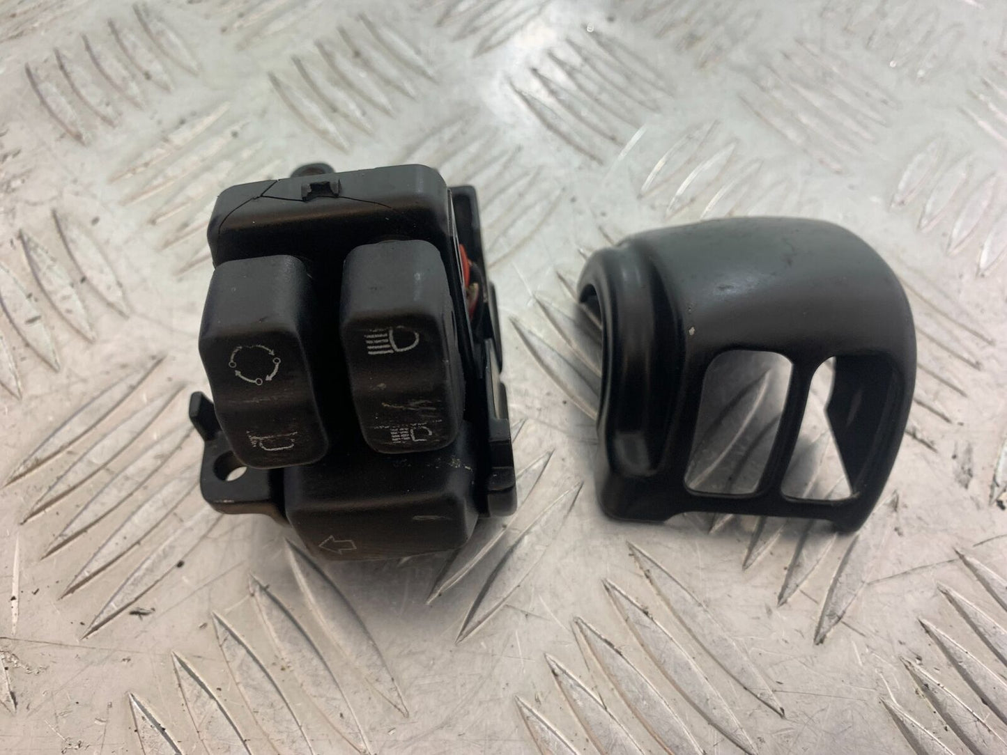 HARLEY DAVIDSON XL883 N IROD LEFT SWITCH GEAR (DAMAGED) YEAR 2020  (CMB1116)