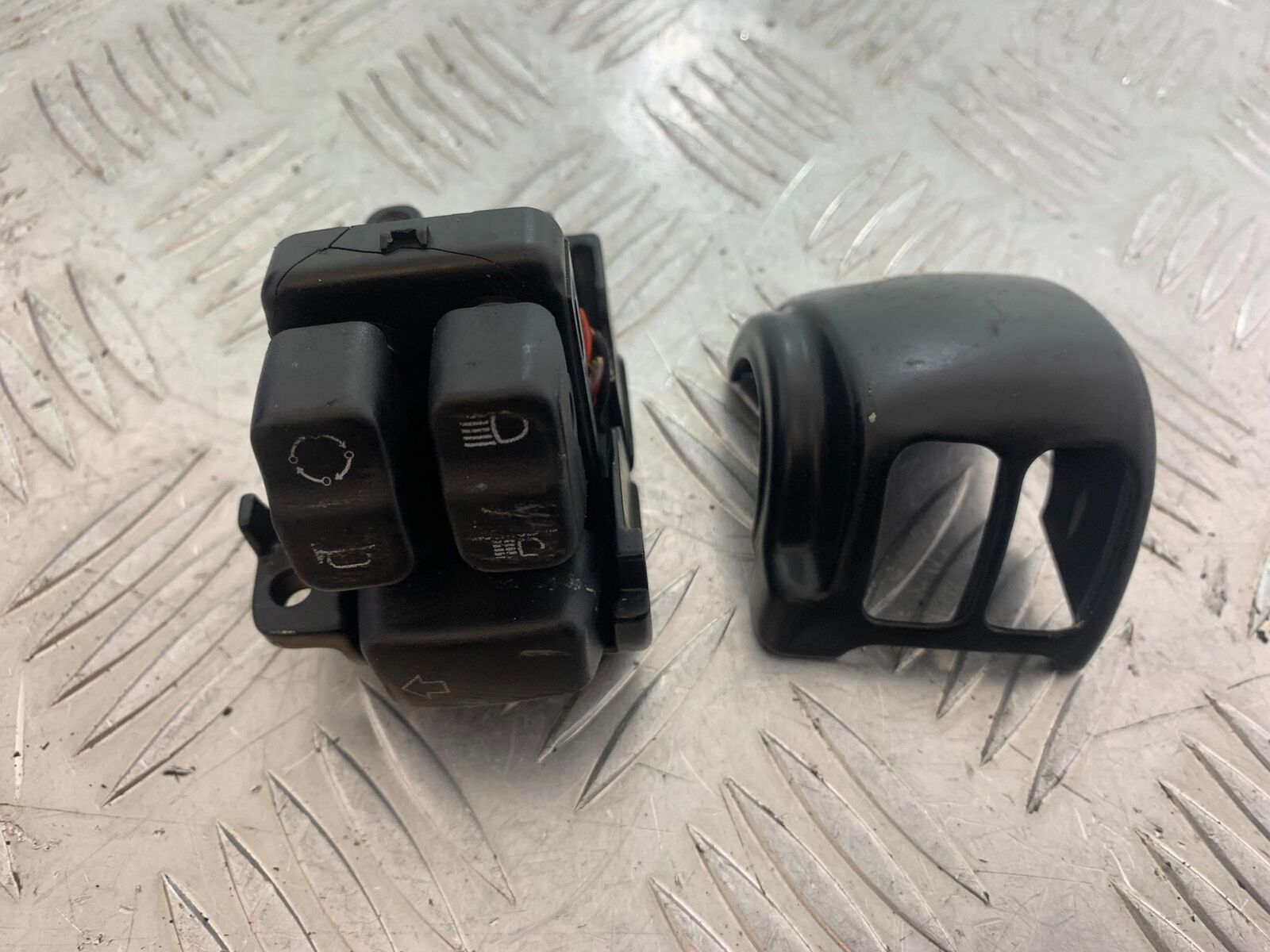 HARLEY DAVIDSON XL883 N IROD LEFT SWITCH GEAR (DAMAGED) YEAR 2020  (CMB1116)