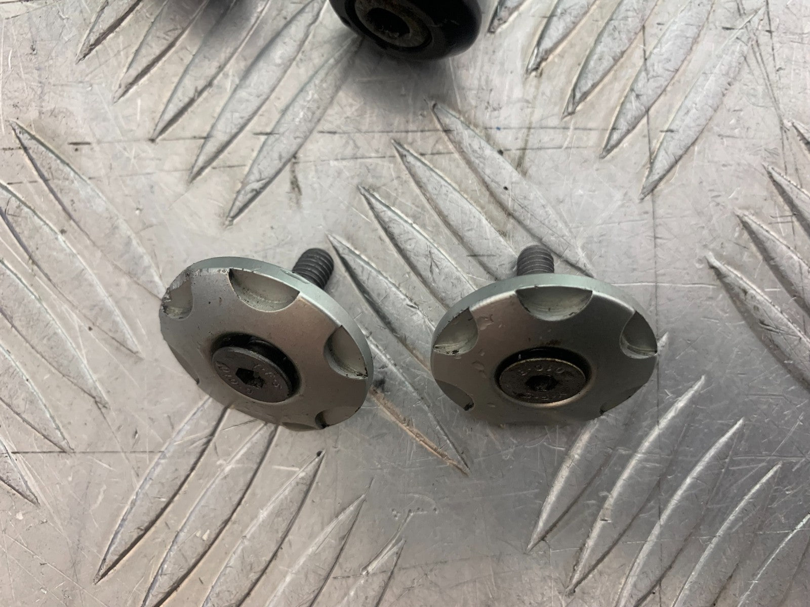TRIUMPH 675 STREET TRIPLE BAR END WEIGHTS + SWINGARM BOBBINS  2013-2016(CMB1186)