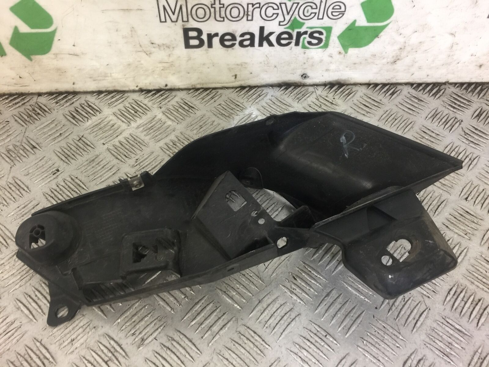 YAMAHA MT 125 MT125 RIGHT INNER TANK COWL 2014-2019 ABS (STOCK 544)