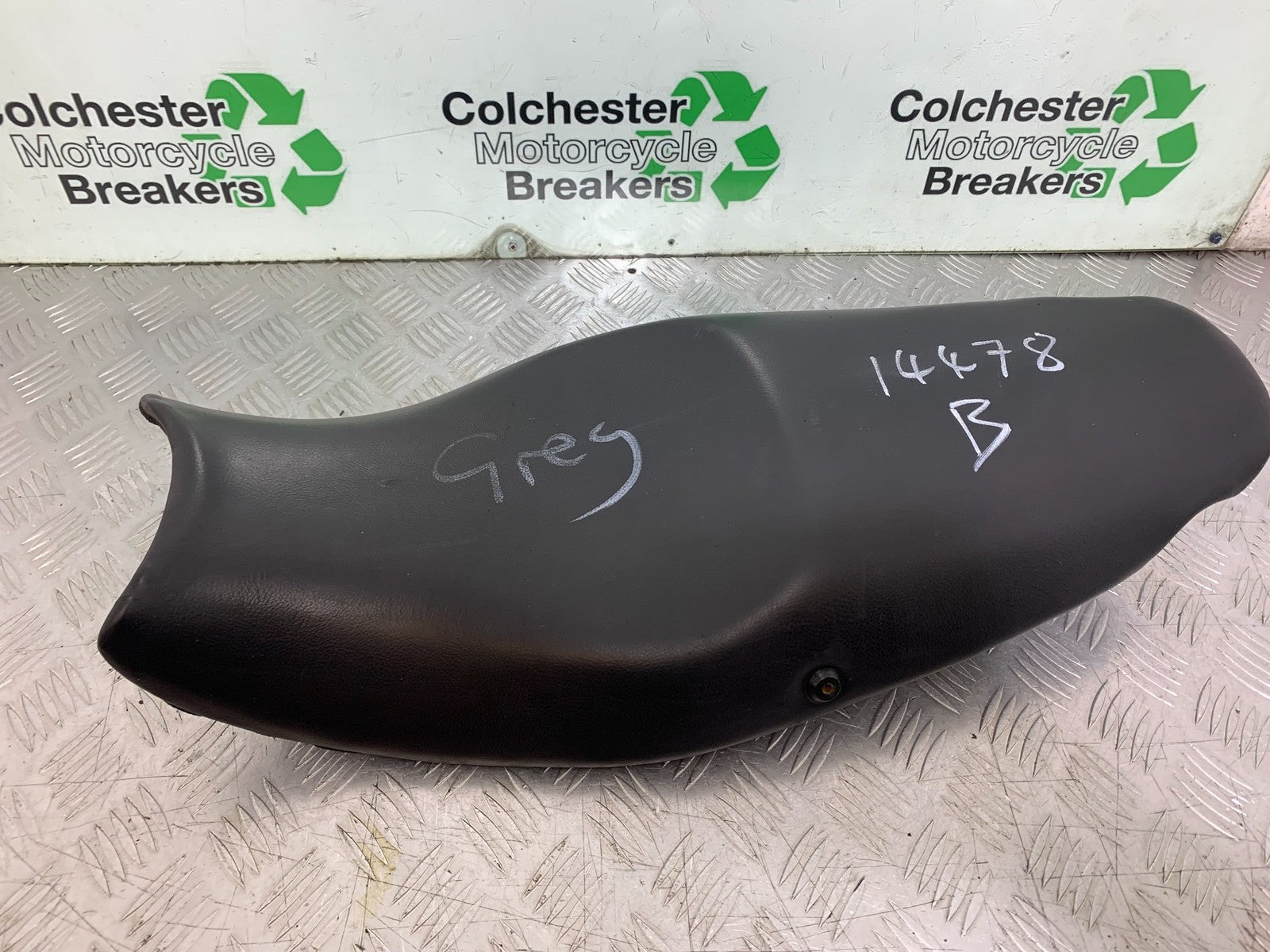 TRIUMPH 955i SPRINT ST SEAT YEAR 1999-04 (CMB1230)