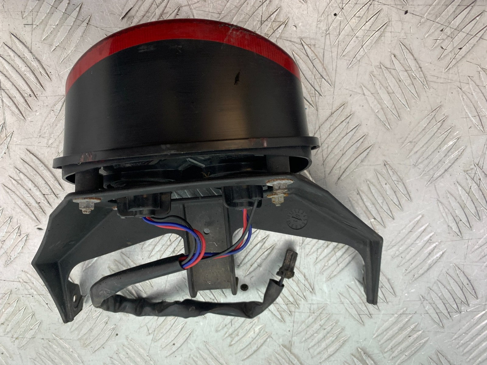 TRIUMPH 955i DAYTONA REAR LIGHT  YEAR 2002-2006 (CMB1229)