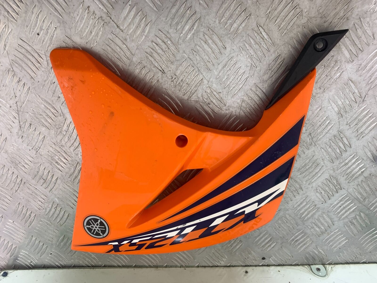 YAMAHA XT125 X XT 125 X RIGHT TANK PANEL  2005-2011 (CMB1097)