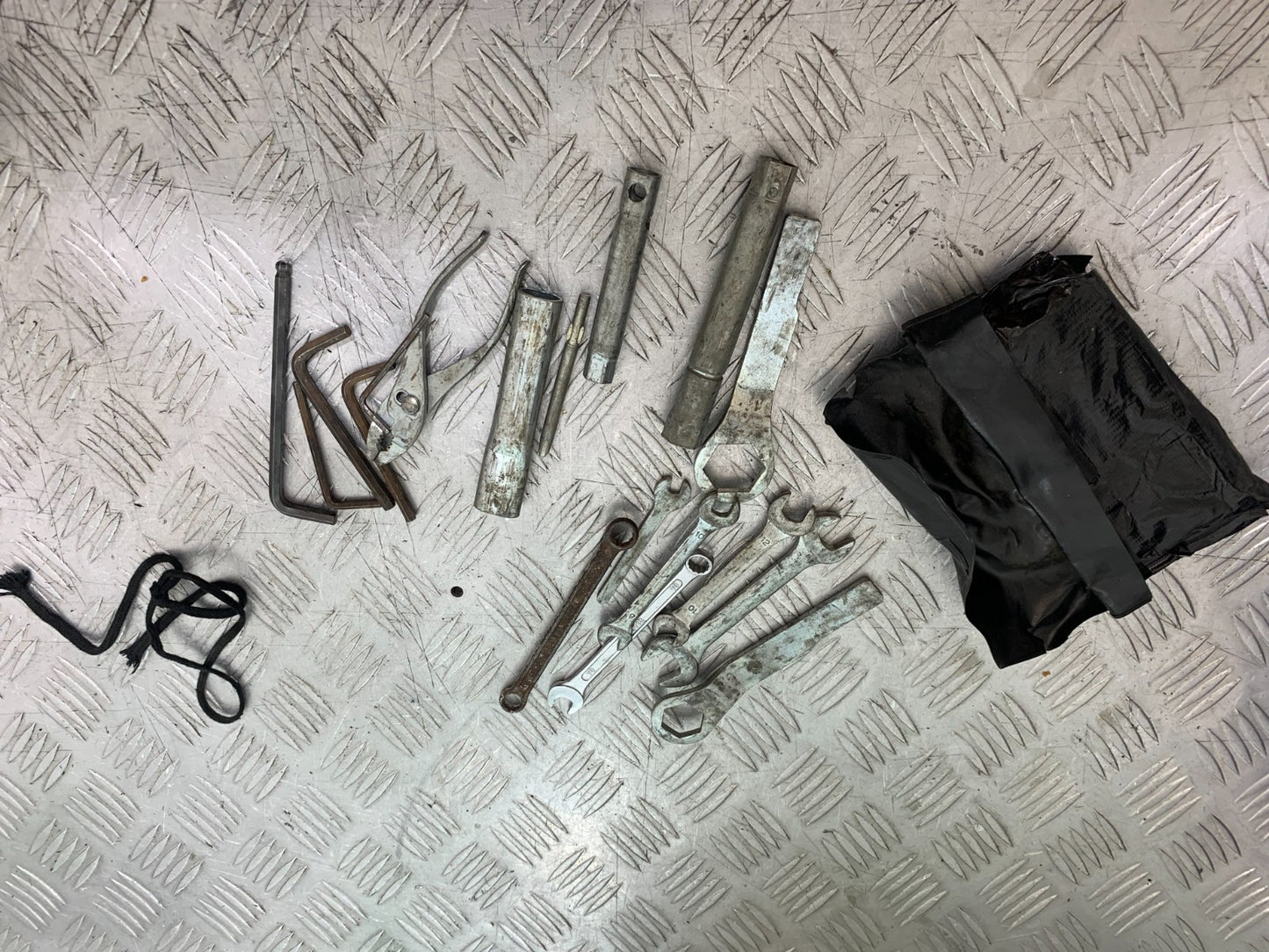 KAWASAKI ZX9R ZX9 R TOOL KIT YEAR 1998-1999 (CMB1329)
