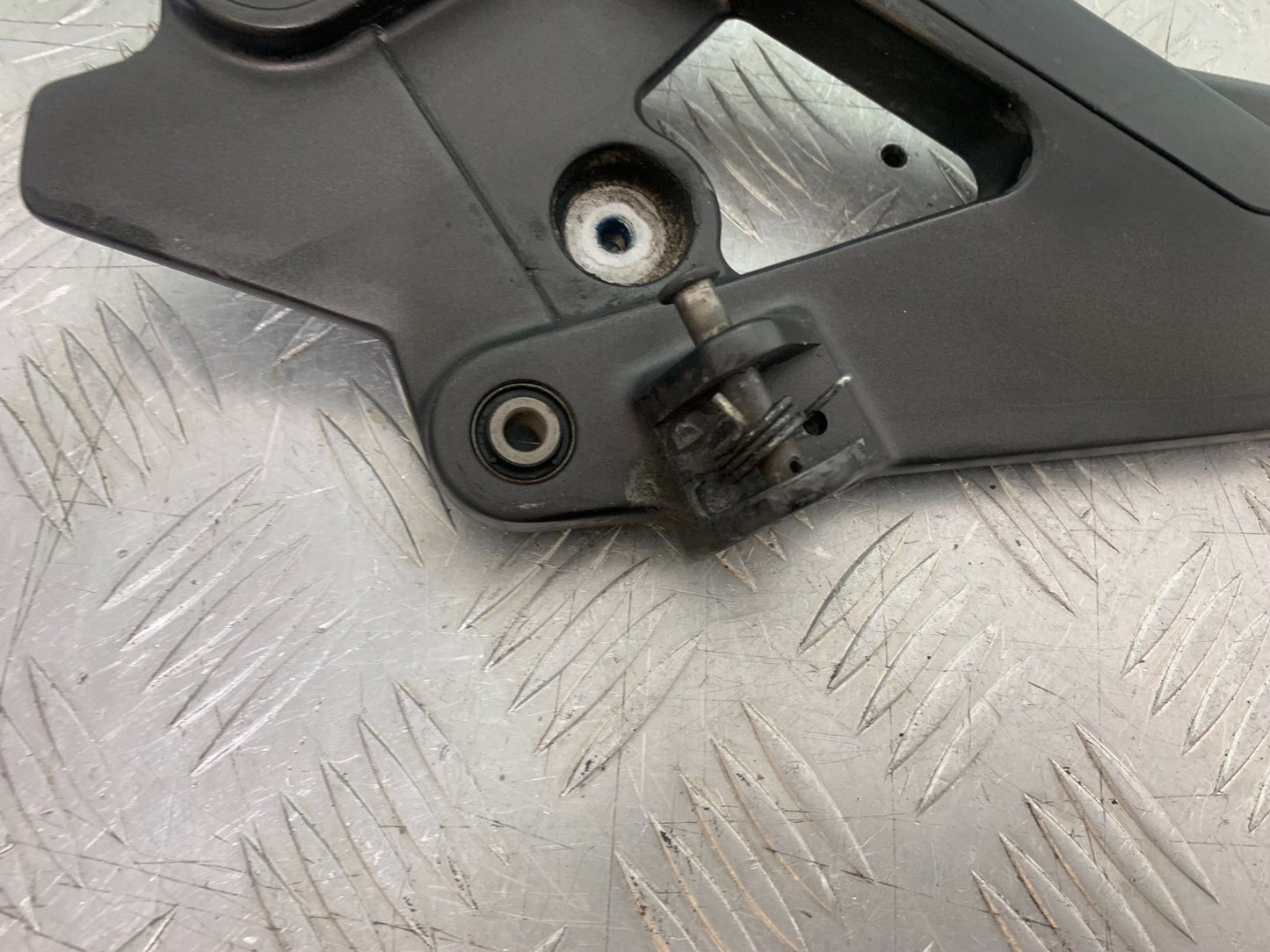 YAMAHA XJ6 XJ6-S FRONT LEFT HANGER  YEAR 2009-2015  (CMB1212)