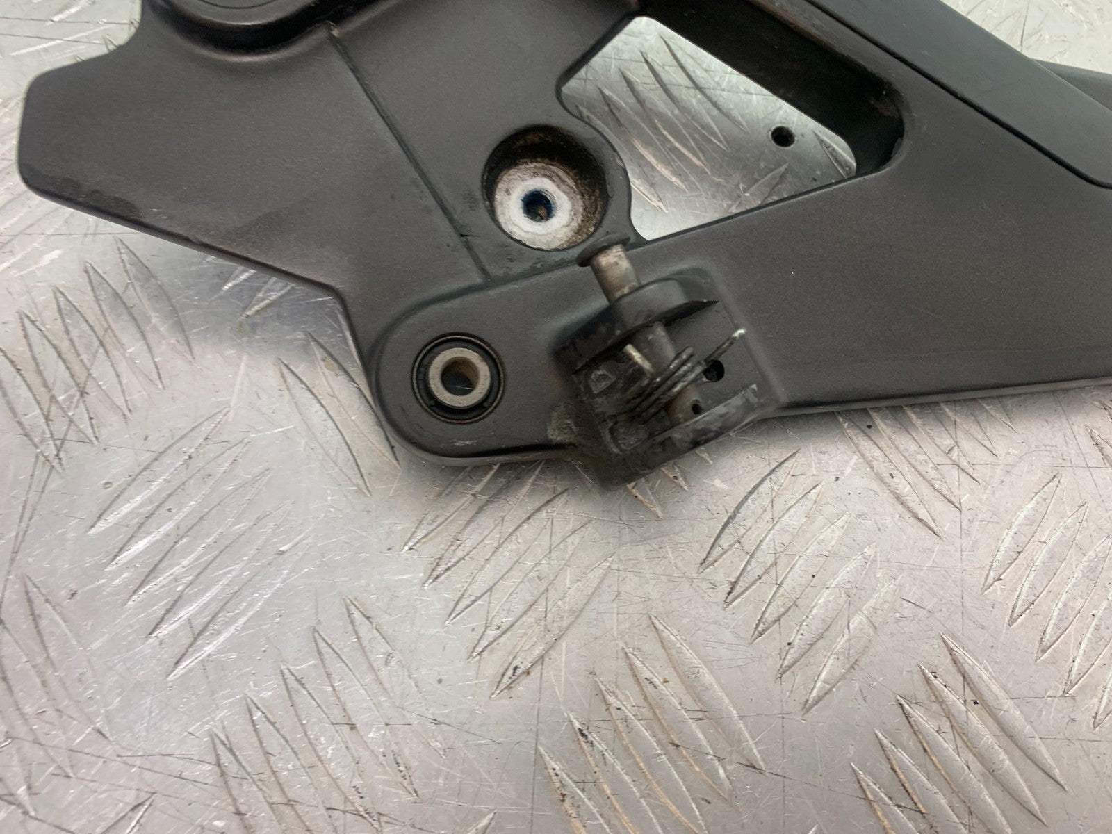 YAMAHA XJ6 XJ6-S FRONT LEFT HANGER  YEAR 2009-2015  (CMB1212)