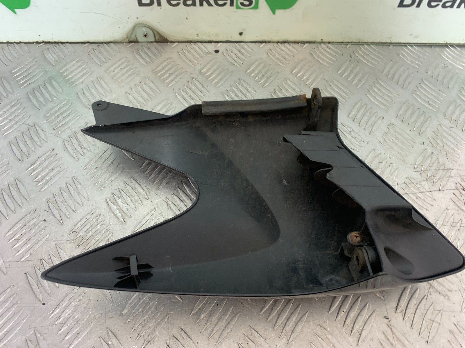YAMAHA YBR125 YBR 125 RIGHT TANK PANEL  YEAR 2010-2017 (CMB1252)