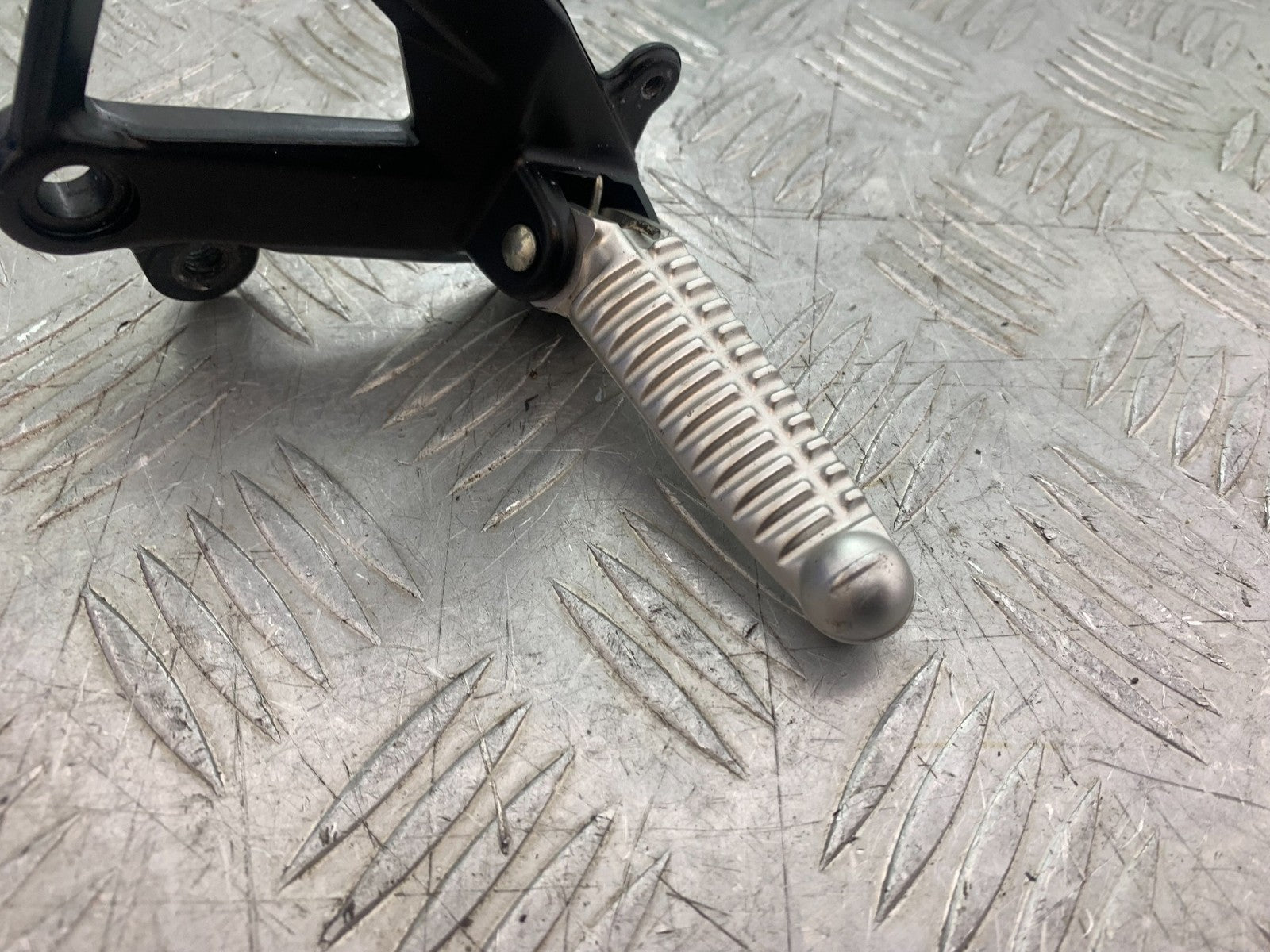 DUCATI 1198 S FRONT LEFT HANGER  AND PEG  YEAR 2009-2011 (CMB1219)