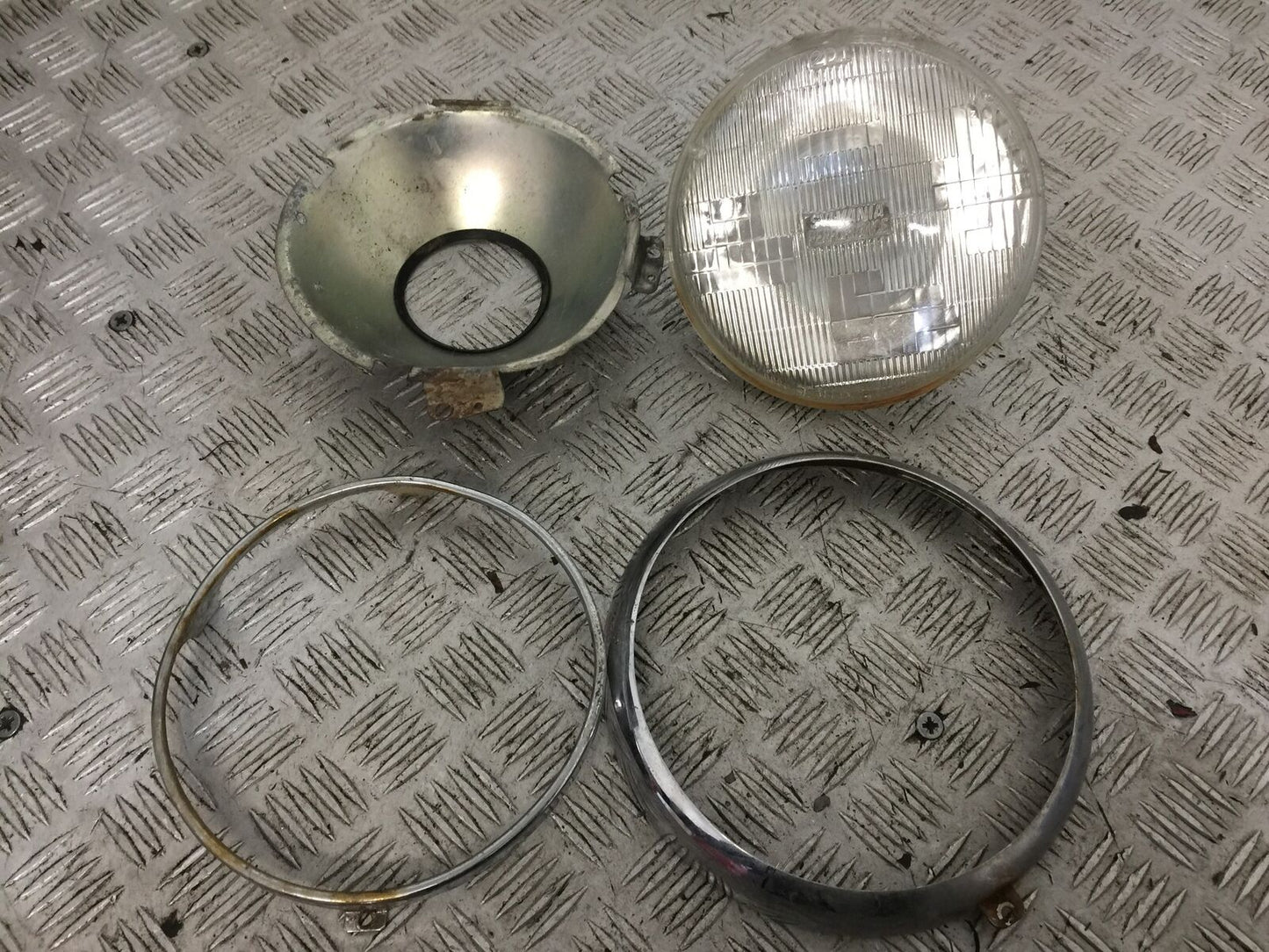 VICTORY V92 C HEADLIGHT   YEAR 2004 (STOCK 765)