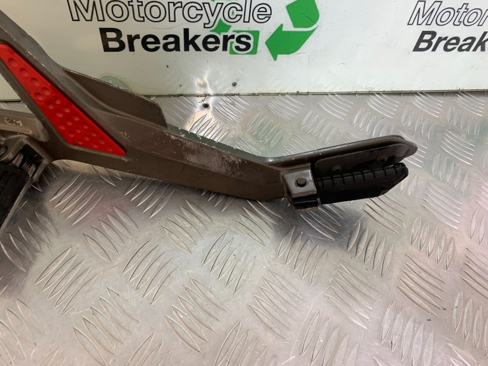 HONDA CB600 CB 600 HORNET FRONT LEFT HANGER   YEAR 1998-2002 (CMB1011)