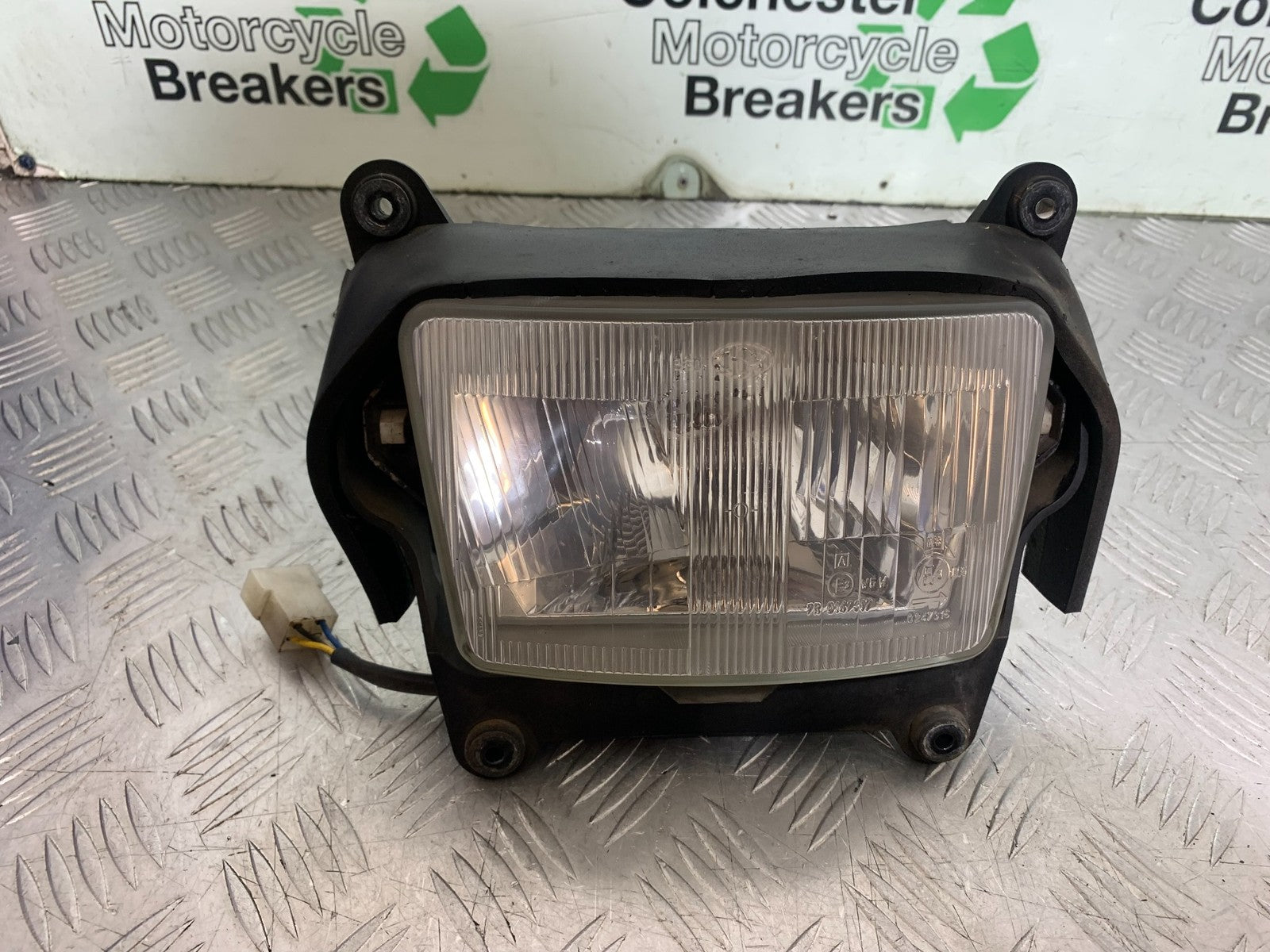 TRIUMPH TROPHY 900 HEADLIGHT   YEAR 1991-95 (CMB1251)