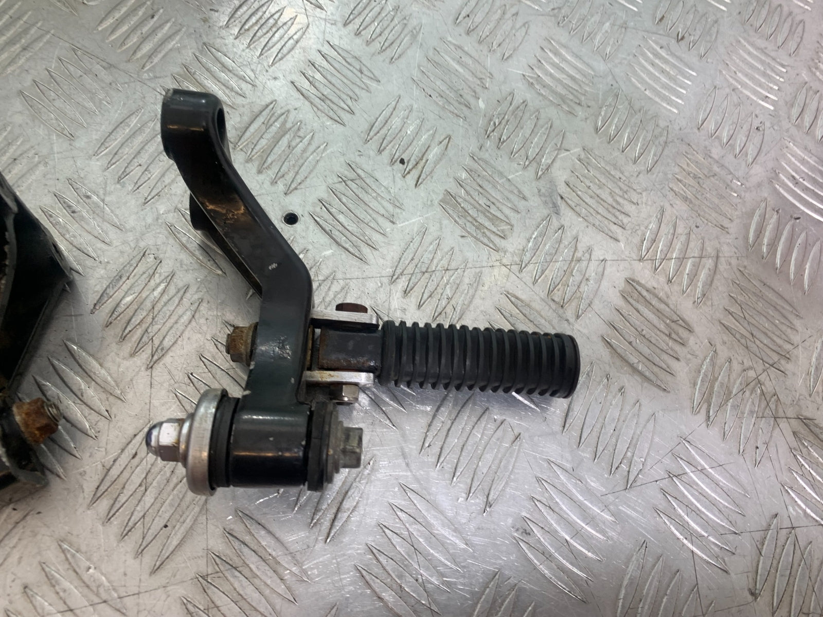 KAWASAKI VN1500 CLASSIC REAR FOOTPEGS  YEAR 1999 -2006 (CMB1166)