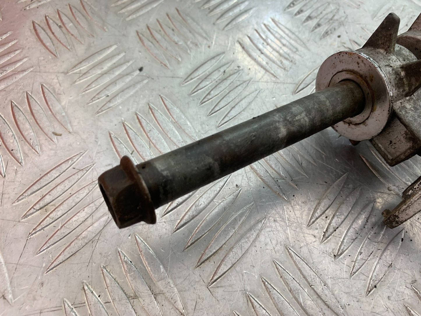 YAMAHA XJ600 XJ 600 DIVERSION REAR WHEEL SPINDLE  1998-2000 (CMB1191)