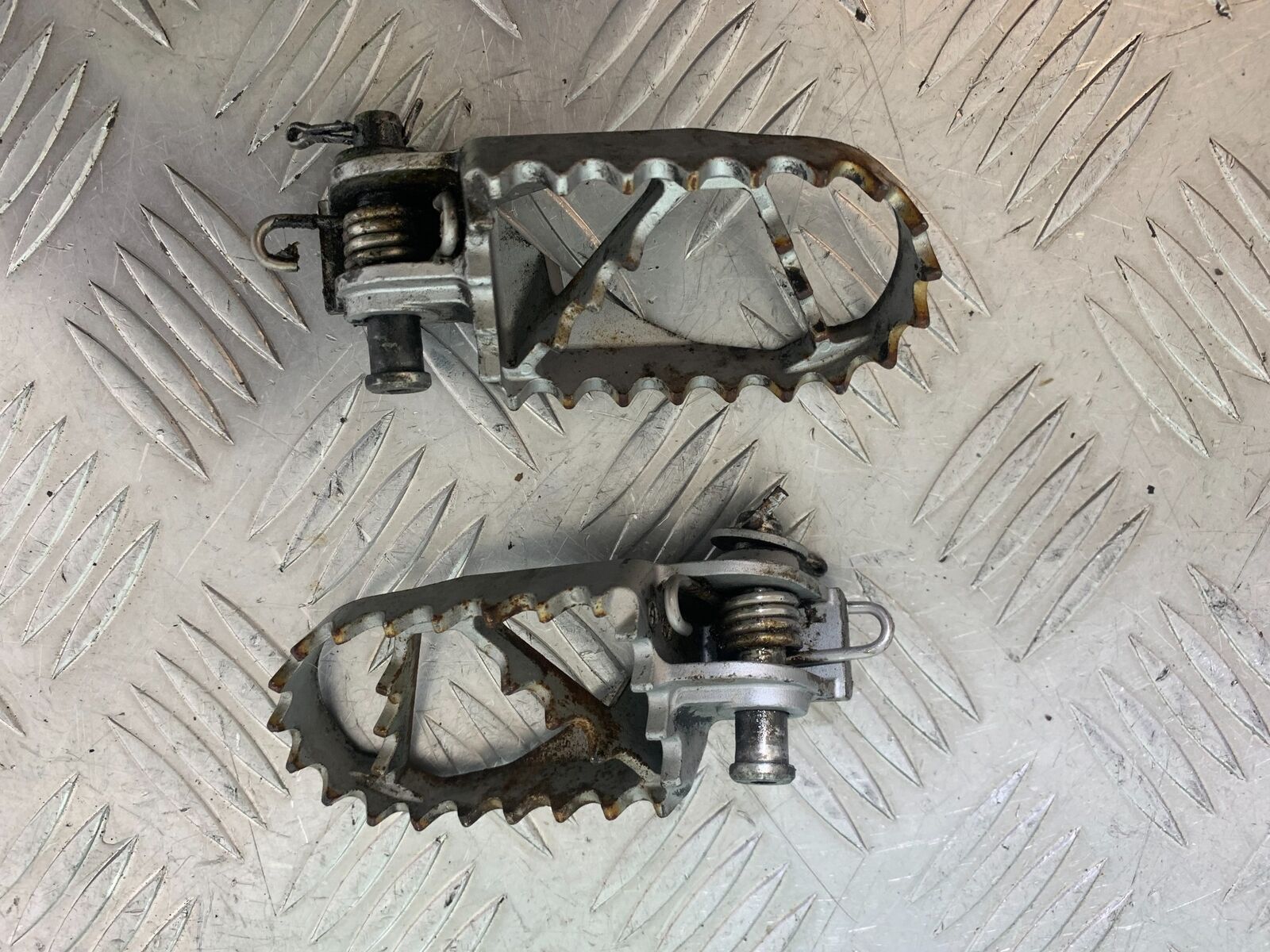 KTM 990 SUPERMOTO T FRONT FOOTPEGS  YEAR 2010-2011  (CMB1127)