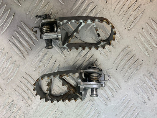 KTM 990 SUPERMOTO T FRONT FOOTPEGS  YEAR 2010-2011  (CMB1127)