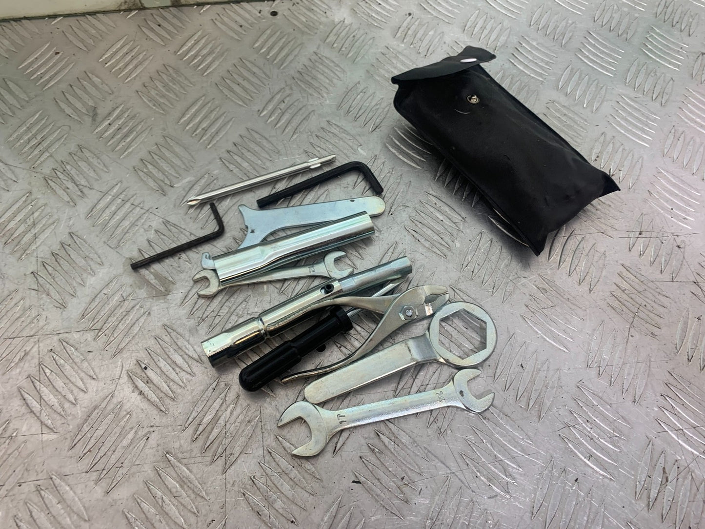 SUZUKI GSR600 GSR 600 TOOL KIT   2006-2010 (CMB1177)