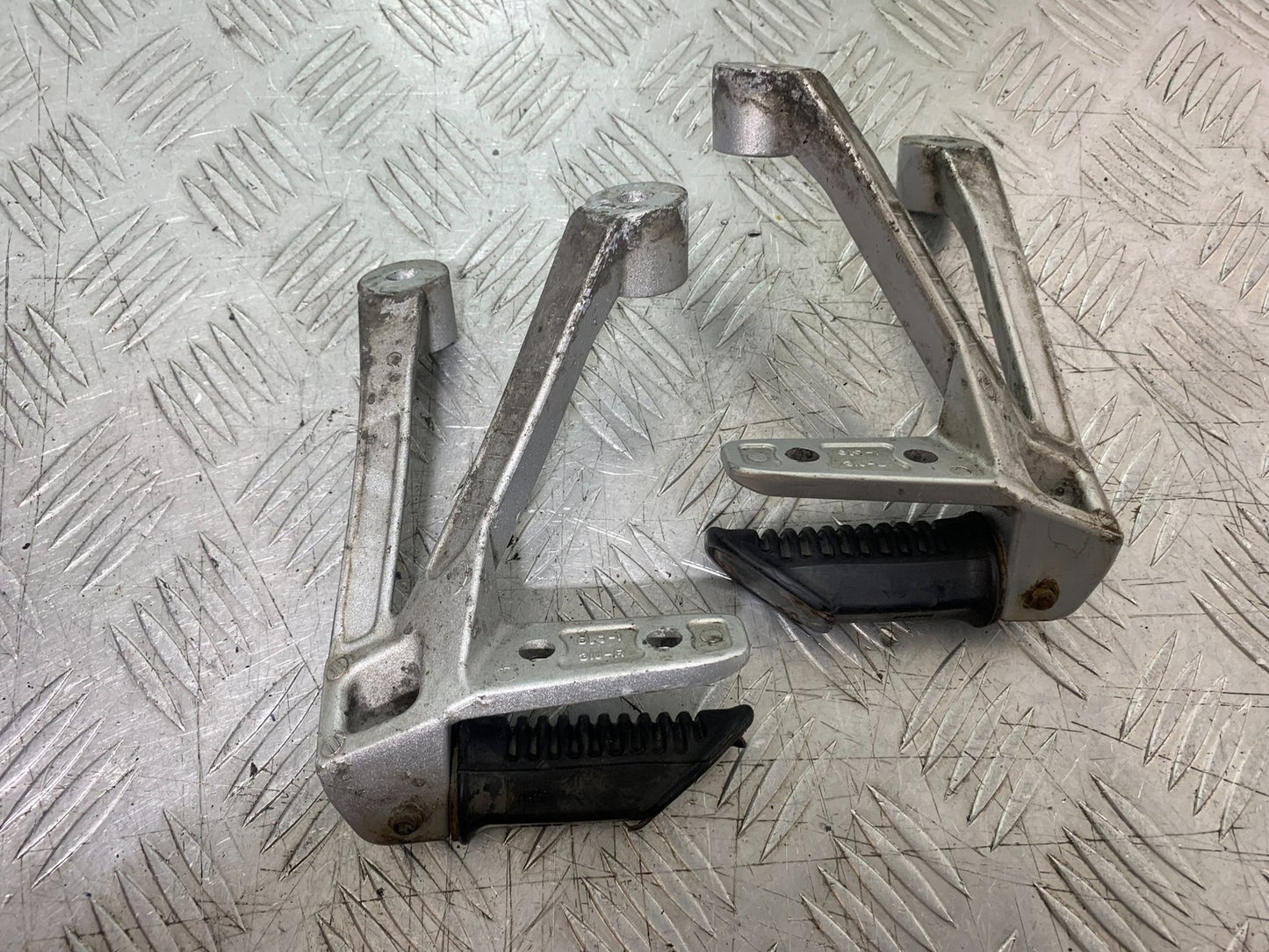 SUZUKI DL1000 V-STROM REAR HANGER AND PEGS  YEAR 2014-2019 (CMB1325)