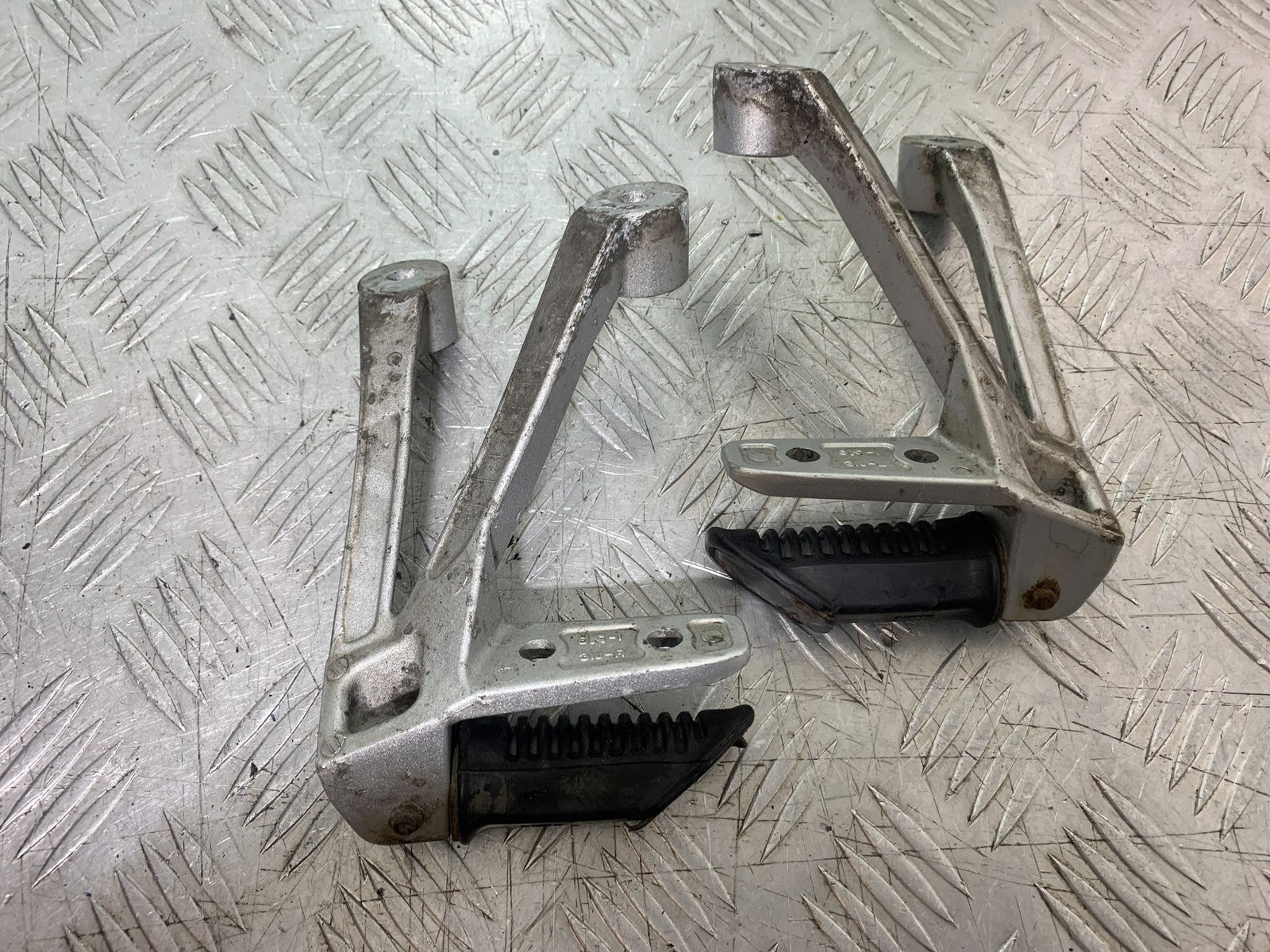 SUZUKI DL1000 V-STROM REAR HANGER AND PEGS  YEAR 2014-2019 (CMB1325)