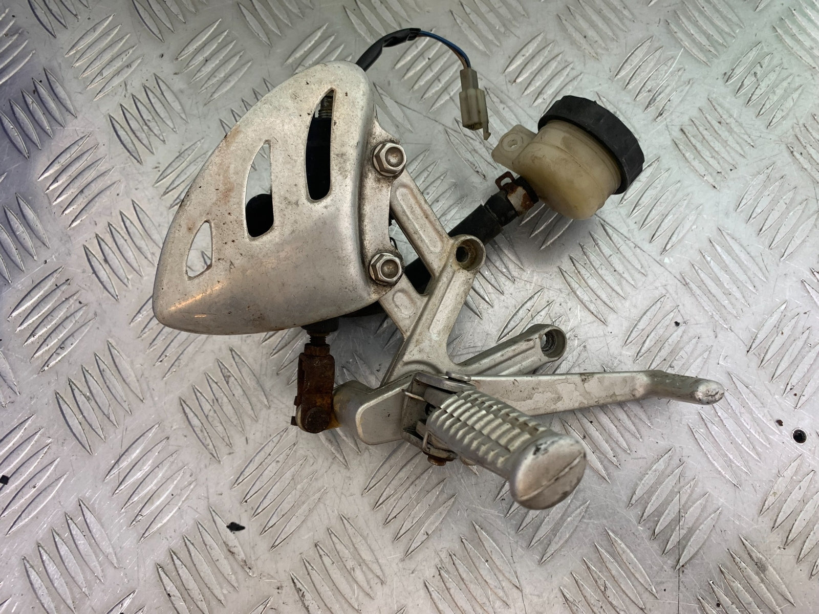 TRIUMPH T509 SPEED TRIPLE FRONT RIGHT HANGER  YEAR 1997-1998 (CMB1144)